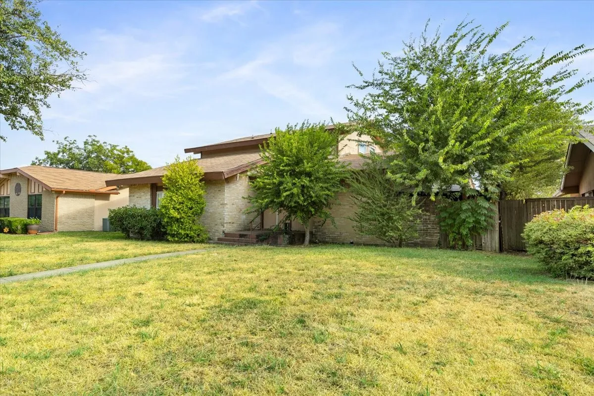 Single Family Residence For Sale in Dallas County , 1822 Glouchester Drive, Garland, Texas 75044, 4 Bedroom, 2 Bathroom, 2 Garage spaces, 2,400 Sqft, built in 1973, mls#21376542, Real Estate Agent in Garland, Homes For Sale in Dallas county, Homes For Sale in Garland, Realtor in Garland Texas, Real Estate Brokerage Independent Realty Texas, Luminita Cordes Realtor