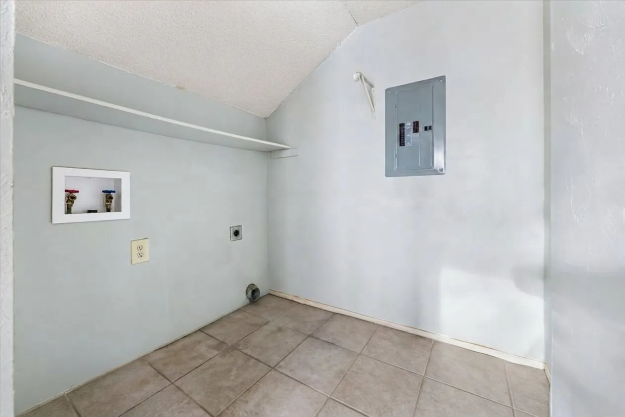 Single Family Residence For Sale in Dallas County , 1822 Glouchester Drive, Garland, Texas 75044, 4 Bedroom, 2 Bathroom, 2 Garage spaces, 2,400 Sqft, built in 1973, mls#21376542, Real Estate Agent in Garland, Homes For Sale in Dallas county, Homes For Sale in Garland, Realtor in Garland Texas, Real Estate Brokerage Independent Realty Texas, Luminita Cordes Realtor