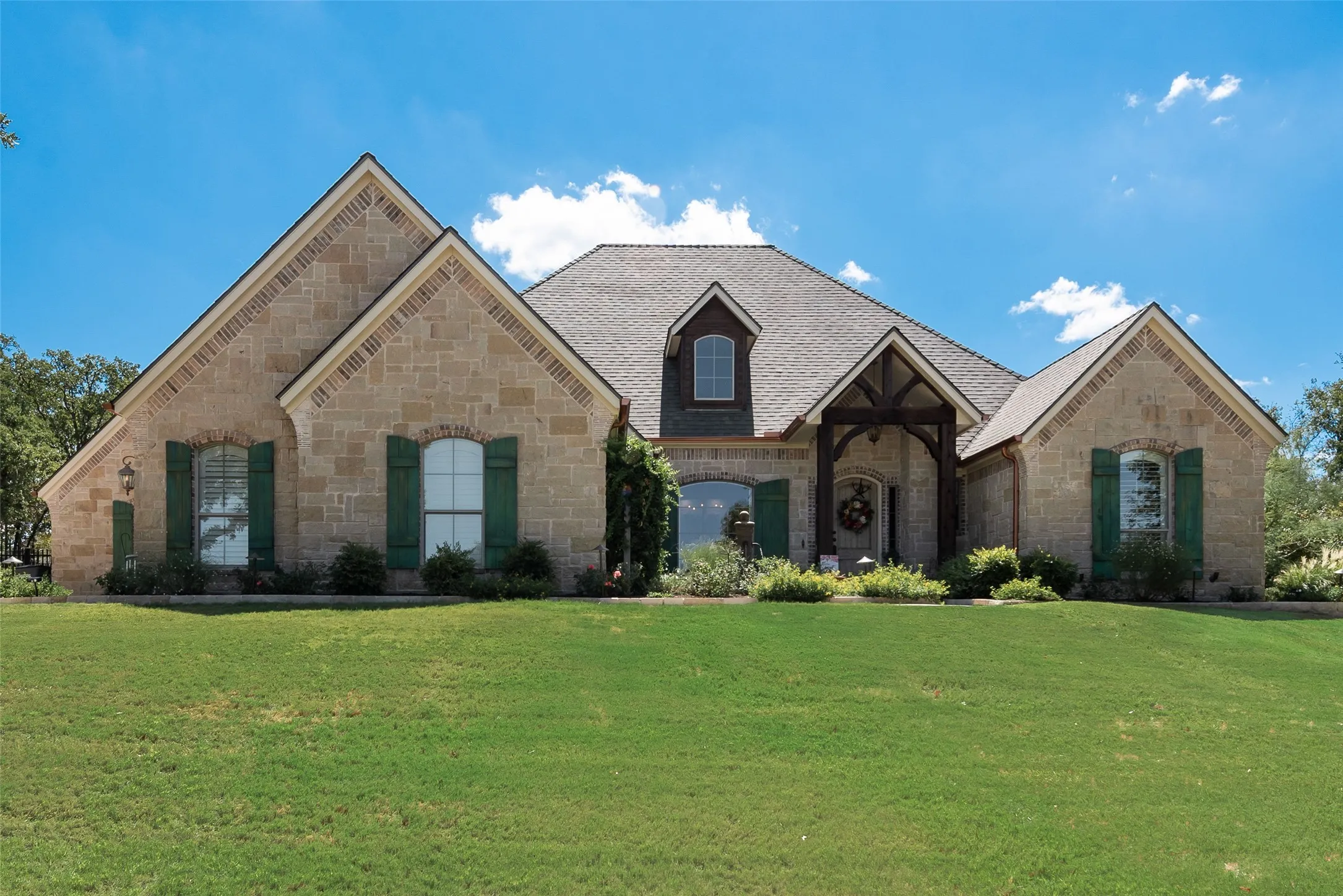 Single Family Residence For Sale in Parker County , 112 Trailview Lane, Weatherford, Texas 76088, 4 Bedroom, 4 Bathroom, 3 Garage spaces, 2,996 Sqft, built in 2008, mls#21376549, Real Estate Agent in Weatherford, Homes For Sale in Parker county, Homes For Sale in Weatherford, Realtor in Weatherford Texas, Real Estate Brokerage Independent Realty Texas, Luminita Cordes Realtor