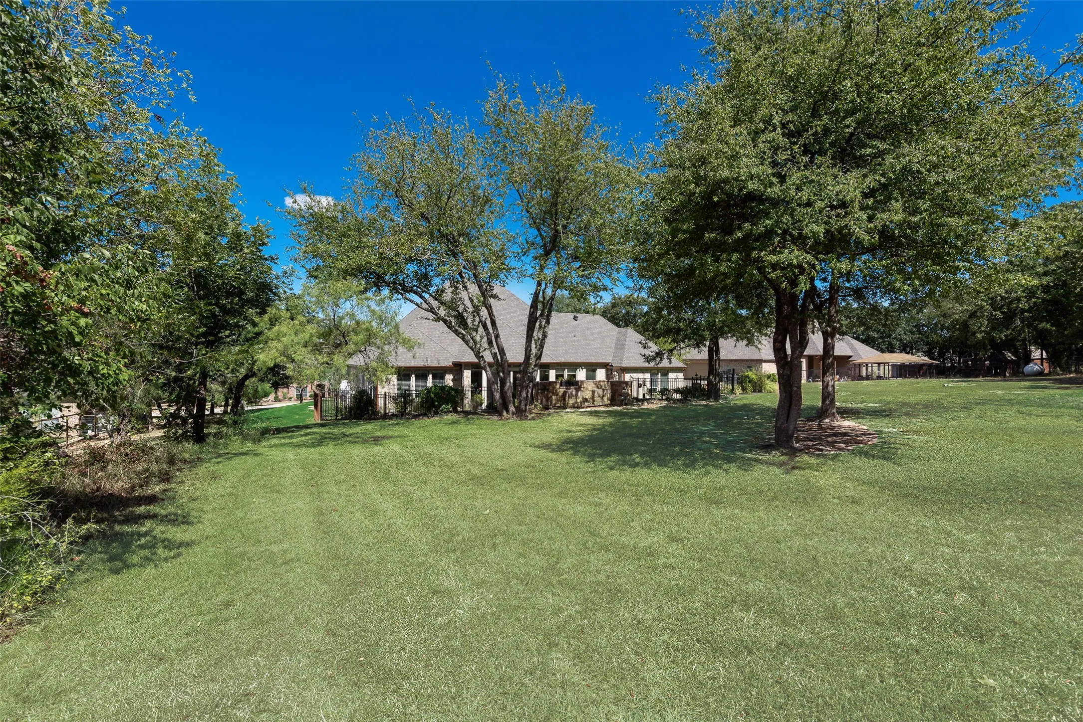 Single Family Residence For Sale in Parker County , 112 Trailview Lane, Weatherford, Texas 76088, 4 Bedroom, 4 Bathroom, 3 Garage spaces, 2,996 Sqft, built in 2008, mls#21376549, Real Estate Agent in Weatherford, Homes For Sale in Parker county, Homes For Sale in Weatherford, Realtor in Weatherford Texas, Real Estate Brokerage Independent Realty Texas, Luminita Cordes Realtor