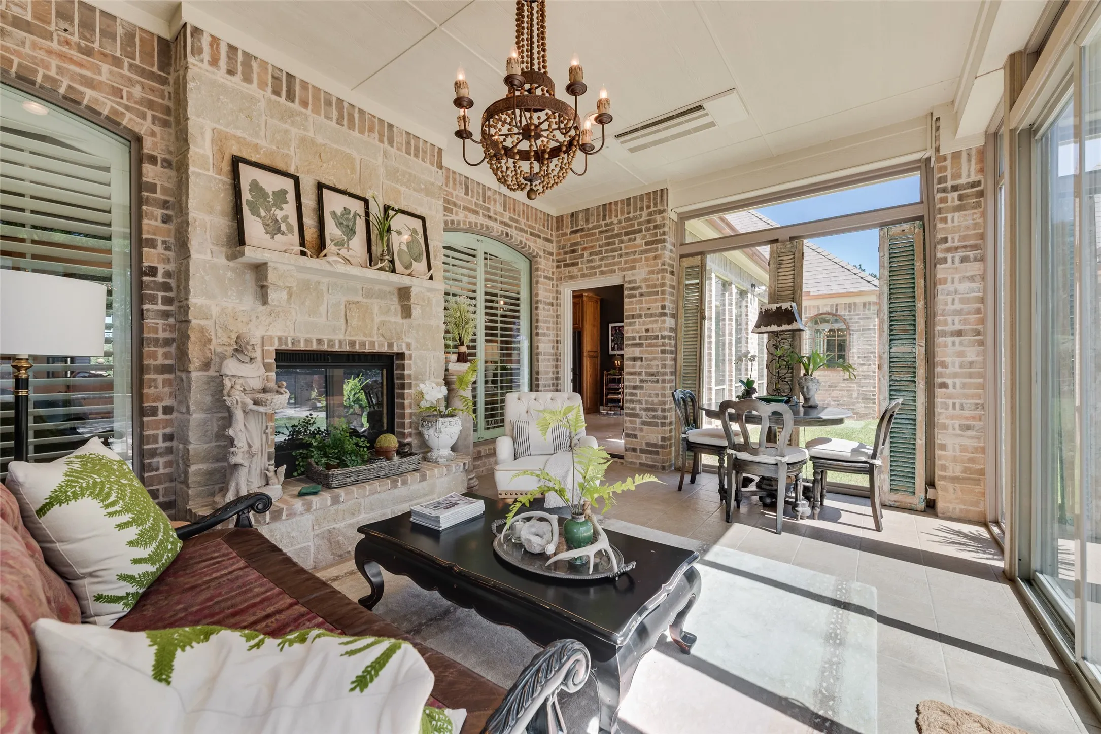 Single Family Residence For Sale in Parker County , 112 Trailview Lane, Weatherford, Texas 76088, 4 Bedroom, 4 Bathroom, 3 Garage spaces, 2,996 Sqft, built in 2008, mls#21376549, Real Estate Agent in Weatherford, Homes For Sale in Parker county, Homes For Sale in Weatherford, Realtor in Weatherford Texas, Real Estate Brokerage Independent Realty Texas, Luminita Cordes Realtor
