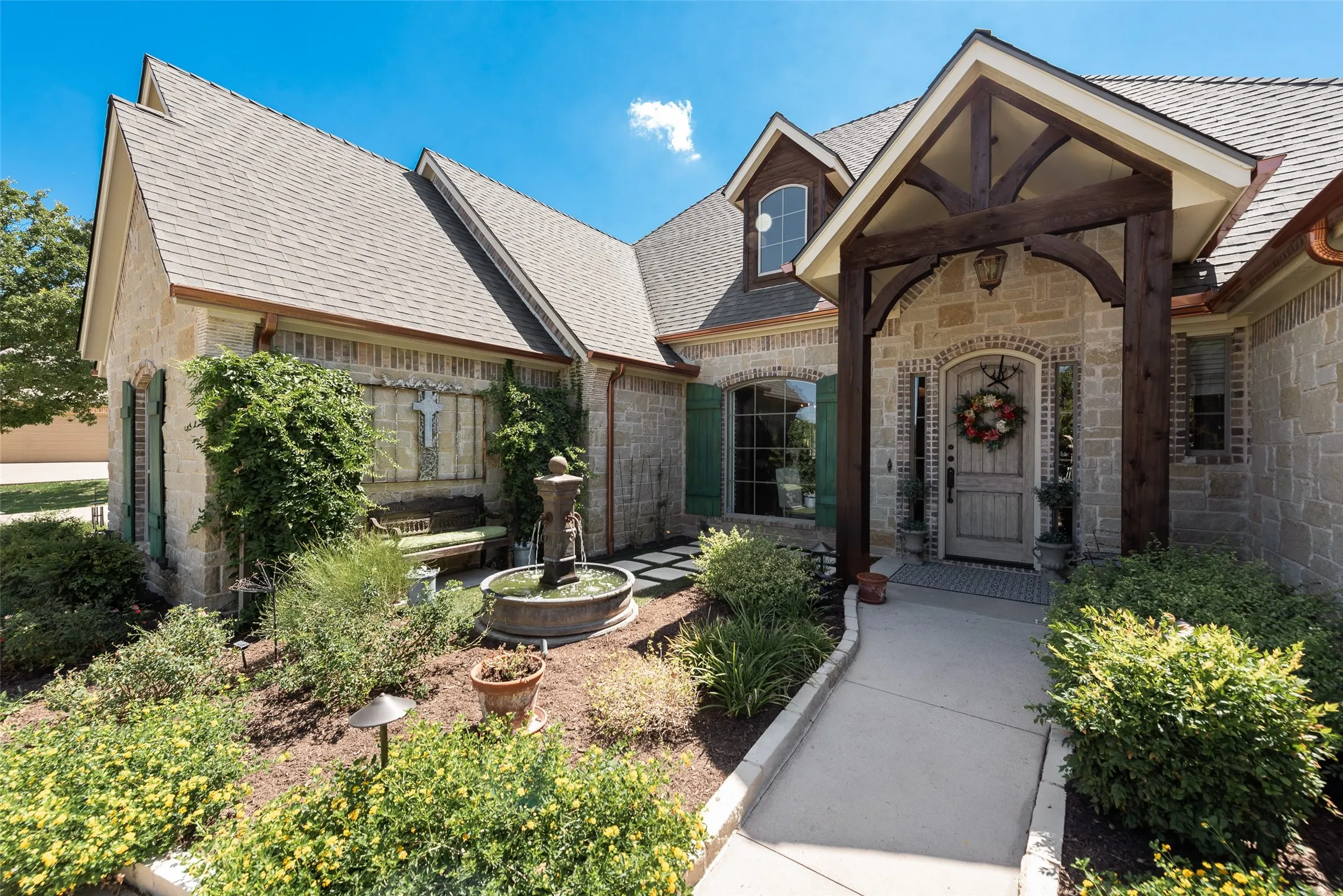 Single Family Residence For Sale in Parker County , 112 Trailview Lane, Weatherford, Texas 76088, 4 Bedroom, 4 Bathroom, 3 Garage spaces, 2,996 Sqft, built in 2008, mls#21376549, Real Estate Agent in Weatherford, Homes For Sale in Parker county, Homes For Sale in Weatherford, Realtor in Weatherford Texas, Real Estate Brokerage Independent Realty Texas, Luminita Cordes Realtor