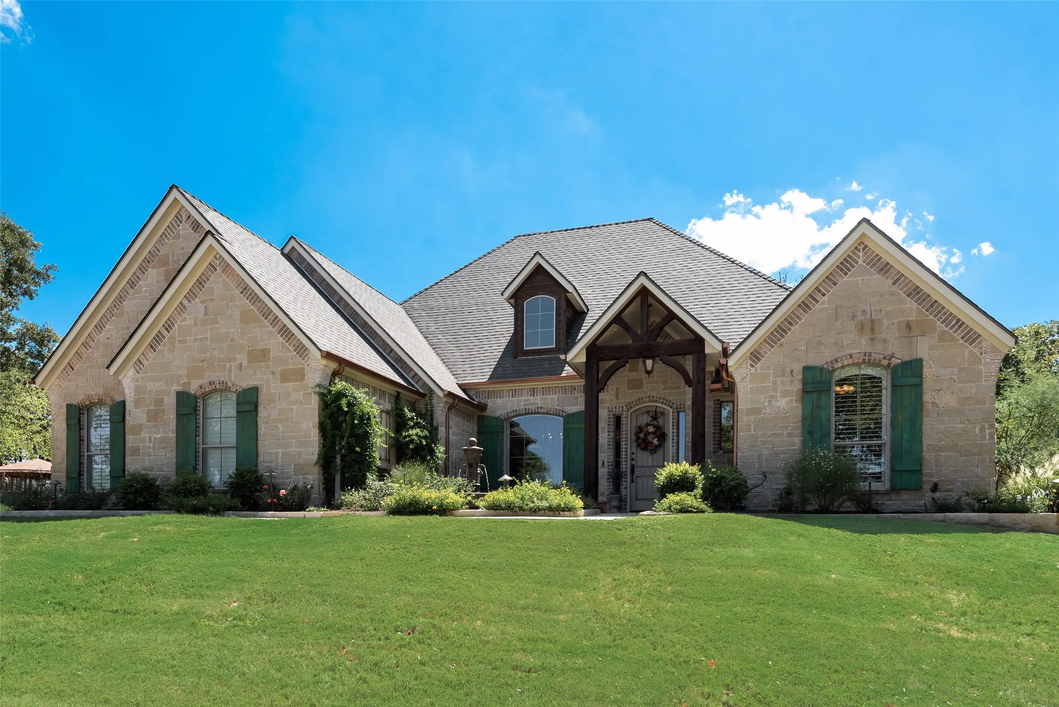 Single Family Residence For Sale in Parker County , 112 Trailview Lane, Weatherford, Texas 76088, 4 Bedroom, 4 Bathroom, 3 Garage spaces, 2,996 Sqft, built in 2008, mls#21376549, Real Estate Agent in Weatherford, Homes For Sale in Parker county, Homes For Sale in Weatherford, Realtor in Weatherford Texas, Real Estate Brokerage Independent Realty Texas, Luminita Cordes Realtor