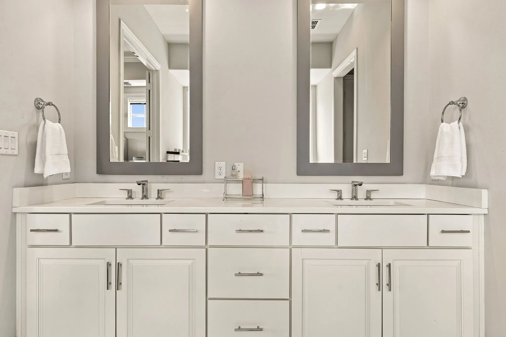 Townhouse For Sale in Dallas County , 5217 Baker Boulevard, Irving, Texas 75039, 3 Bedroom, 4 Bathroom, 2 Garage spaces, 2,453 Sqft, built in 2018, mls#21374274, Real Estate Agent in Irving, Homes For Sale in Dallas county, Homes For Sale in Irving, Realtor in Irving Texas, Real Estate Brokerage Independent Realty Texas, Luminita Cordes Realtor