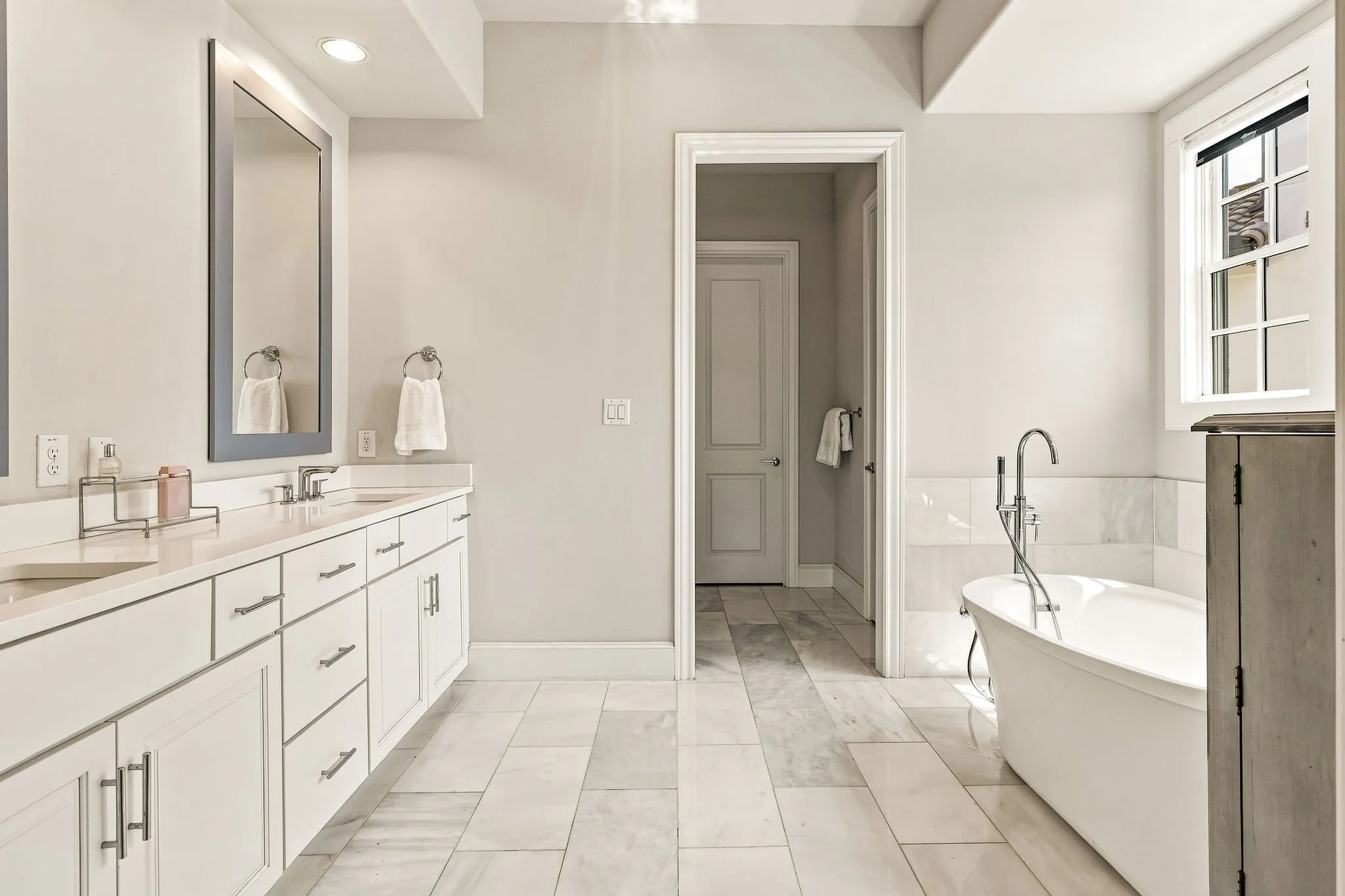 Townhouse For Sale in Dallas County , 5217 Baker Boulevard, Irving, Texas 75039, 3 Bedroom, 4 Bathroom, 2 Garage spaces, 2,453 Sqft, built in 2018, mls#21374274, Real Estate Agent in Irving, Homes For Sale in Dallas county, Homes For Sale in Irving, Realtor in Irving Texas, Real Estate Brokerage Independent Realty Texas, Luminita Cordes Realtor