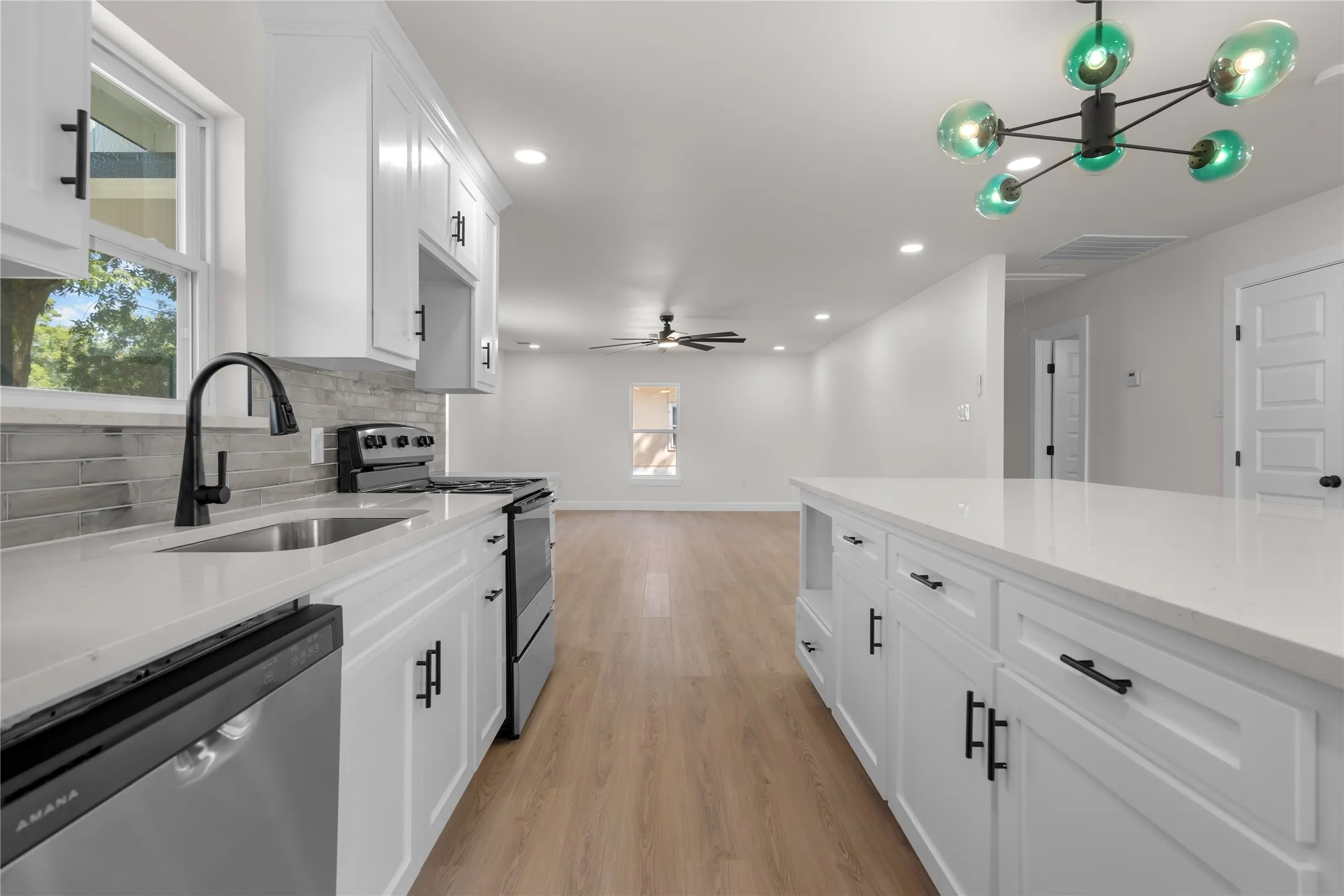 Single Family Residence For Sale in Collin County , 315 S Business Highway 78, Blue Ridge, Texas 75424, 3 Bedroom, 3 Bathroom, 2 Garage spaces, 1,680 Sqft, built in 1959, mls#21376358, Real Estate Agent in Blue Ridge, Homes For Sale in Collin county, Homes For Sale in Blue Ridge, Realtor in Blue Ridge Texas, Real Estate Brokerage Independent Realty Texas, Luminita Cordes Realtor