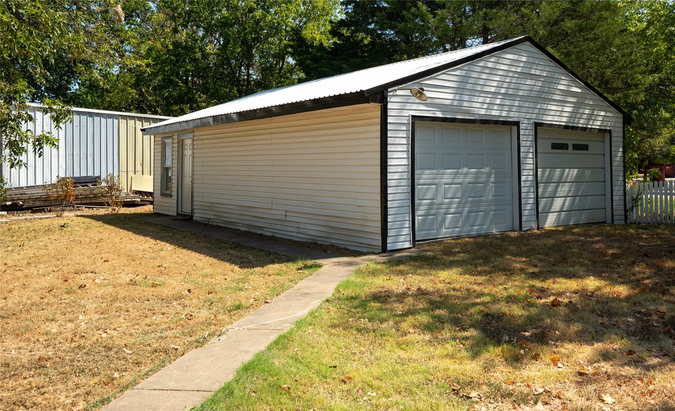 Single Family Residence For Sale in Collin County , 315 S Business Highway 78, Blue Ridge, Texas 75424, 3 Bedroom, 3 Bathroom, 2 Garage spaces, 1,680 Sqft, built in 1959, mls#21376358, Real Estate Agent in Blue Ridge, Homes For Sale in Collin county, Homes For Sale in Blue Ridge, Realtor in Blue Ridge Texas, Real Estate Brokerage Independent Realty Texas, Luminita Cordes Realtor