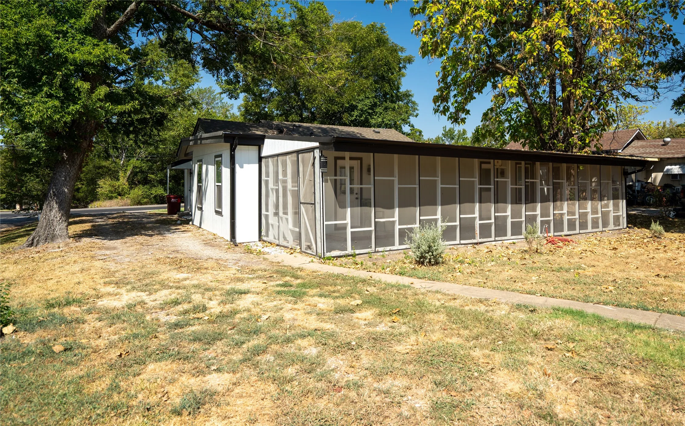 Single Family Residence For Sale in Collin County , 315 S Business Highway 78, Blue Ridge, Texas 75424, 3 Bedroom, 3 Bathroom, 2 Garage spaces, 1,680 Sqft, built in 1959, mls#21376358, Real Estate Agent in Blue Ridge, Homes For Sale in Collin county, Homes For Sale in Blue Ridge, Realtor in Blue Ridge Texas, Real Estate Brokerage Independent Realty Texas, Luminita Cordes Realtor