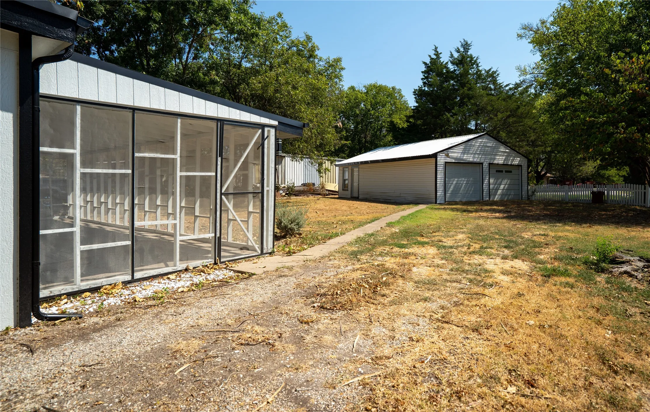 Single Family Residence For Sale in Collin County , 315 S Business Highway 78, Blue Ridge, Texas 75424, 3 Bedroom, 3 Bathroom, 2 Garage spaces, 1,680 Sqft, built in 1959, mls#21376358, Real Estate Agent in Blue Ridge, Homes For Sale in Collin county, Homes For Sale in Blue Ridge, Realtor in Blue Ridge Texas, Real Estate Brokerage Independent Realty Texas, Luminita Cordes Realtor