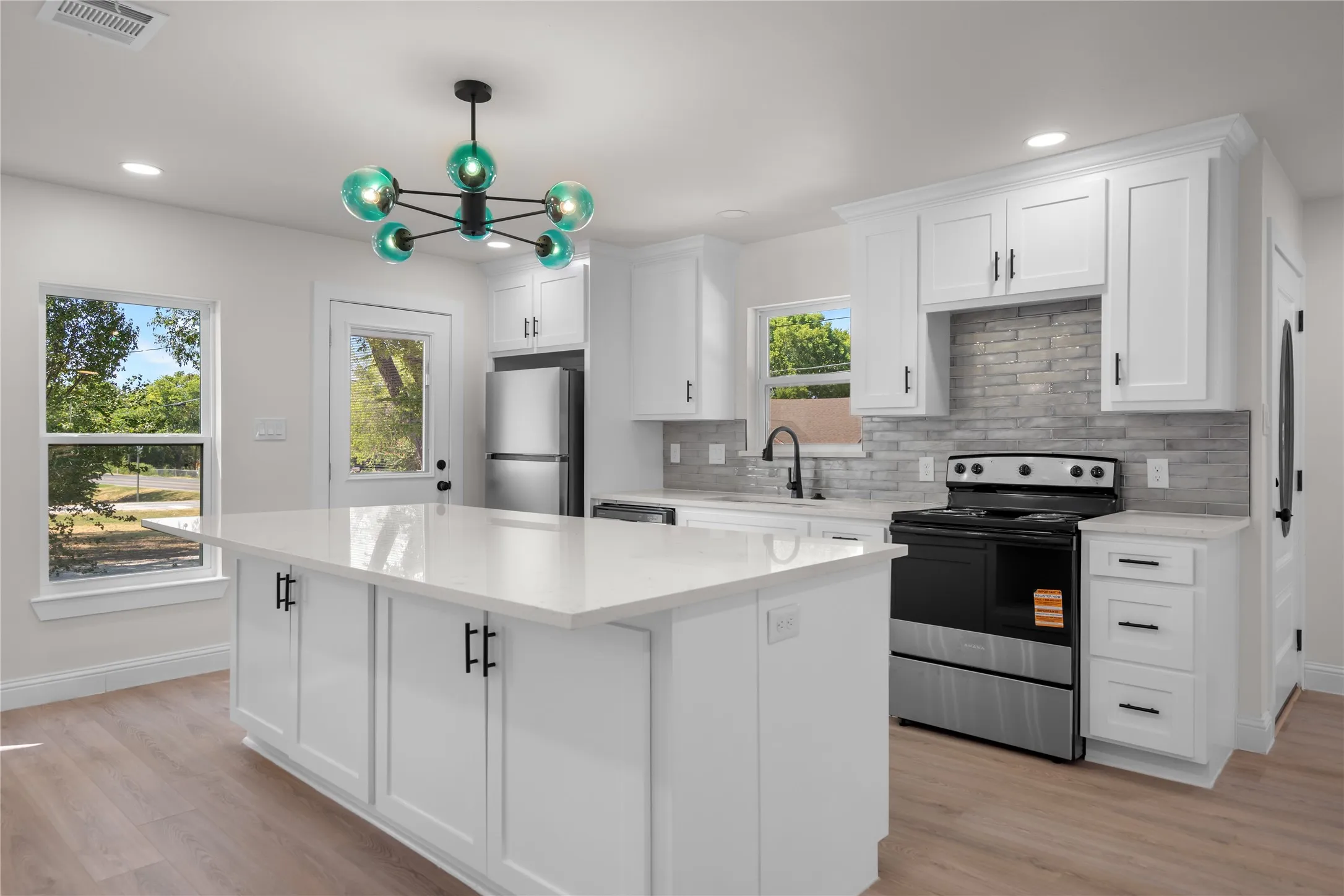 Single Family Residence For Sale in Collin County , 315 S Business Highway 78, Blue Ridge, Texas 75424, 3 Bedroom, 3 Bathroom, 2 Garage spaces, 1,680 Sqft, built in 1959, mls#21376358, Real Estate Agent in Blue Ridge, Homes For Sale in Collin county, Homes For Sale in Blue Ridge, Realtor in Blue Ridge Texas, Real Estate Brokerage Independent Realty Texas, Luminita Cordes Realtor