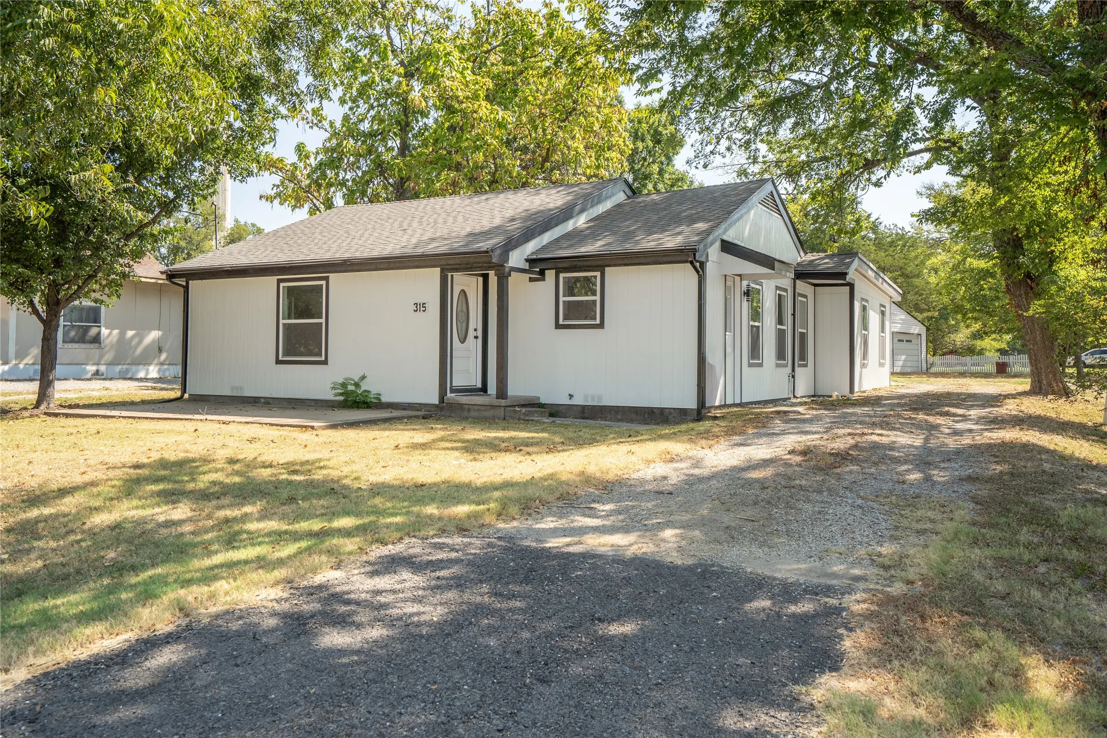 Single Family Residence For Sale in Collin County , 315 S Business Highway 78, Blue Ridge, Texas 75424, 3 Bedroom, 3 Bathroom, 2 Garage spaces, 1,680 Sqft, built in 1959, mls#21376358, Real Estate Agent in Blue Ridge, Homes For Sale in Collin county, Homes For Sale in Blue Ridge, Realtor in Blue Ridge Texas, Real Estate Brokerage Independent Realty Texas, Luminita Cordes Realtor