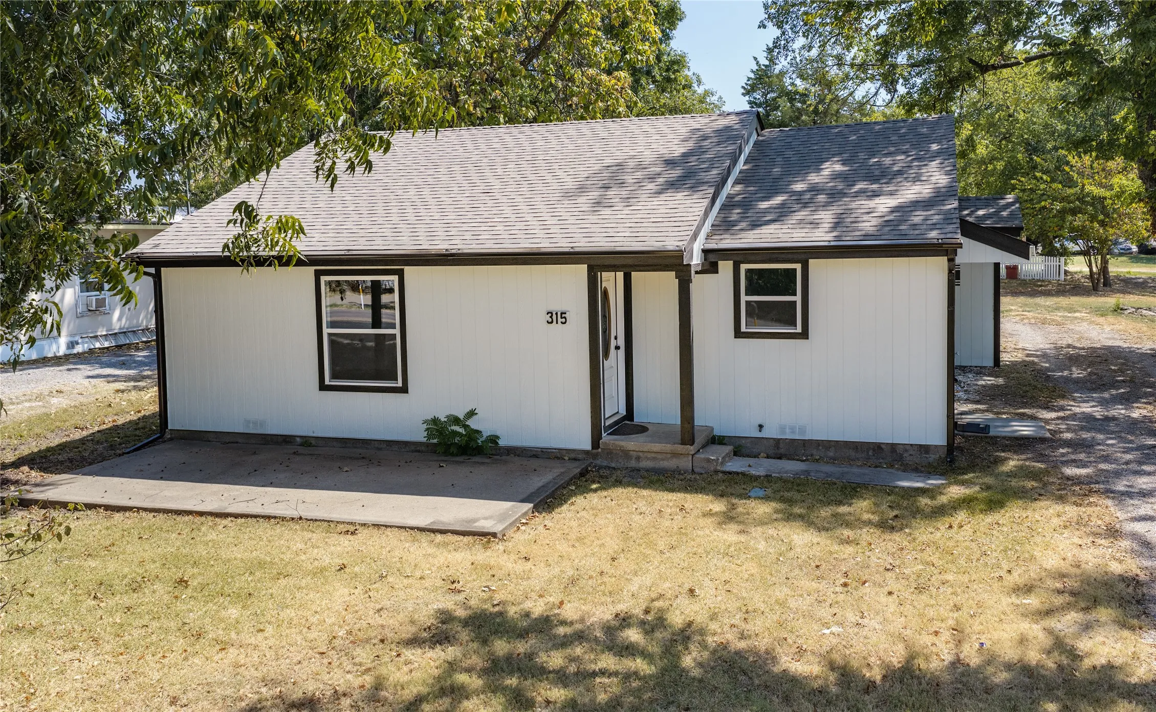Single Family Residence For Sale in Collin County , 315 S Business Highway 78, Blue Ridge, Texas 75424, 3 Bedroom, 3 Bathroom, 2 Garage spaces, 1,680 Sqft, built in 1959, mls#21376358, Real Estate Agent in Blue Ridge, Homes For Sale in Collin county, Homes For Sale in Blue Ridge, Realtor in Blue Ridge Texas, Real Estate Brokerage Independent Realty Texas, Luminita Cordes Realtor
