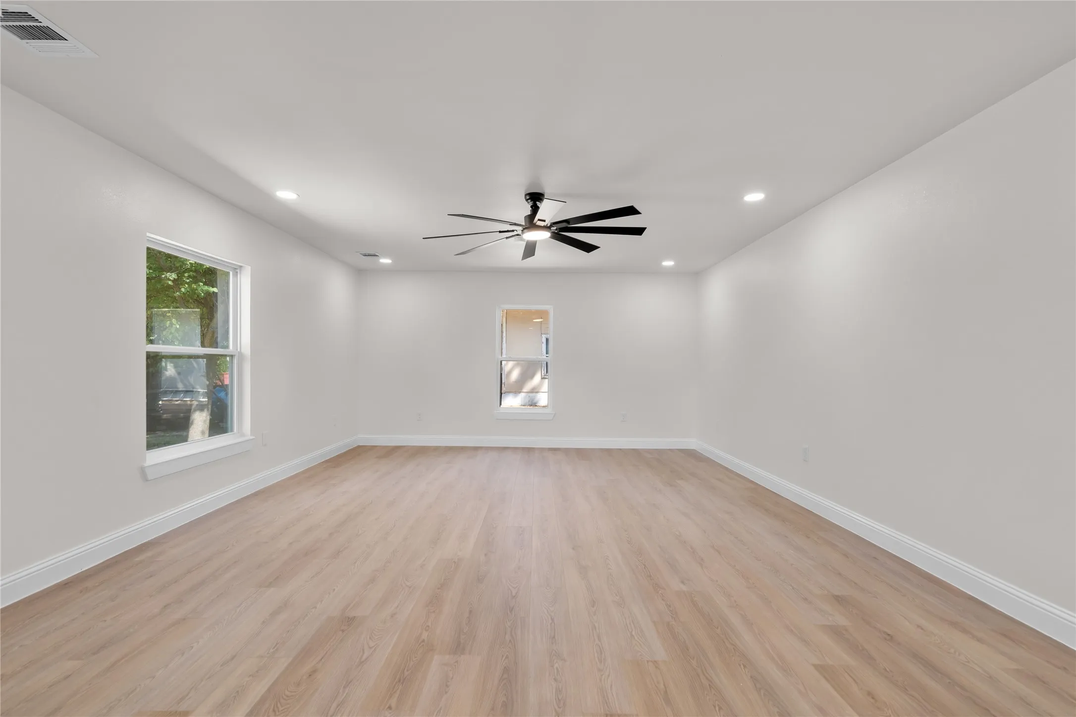 Single Family Residence For Sale in Collin County , 315 S Business Highway 78, Blue Ridge, Texas 75424, 3 Bedroom, 3 Bathroom, 2 Garage spaces, 1,680 Sqft, built in 1959, mls#21376358, Real Estate Agent in Blue Ridge, Homes For Sale in Collin county, Homes For Sale in Blue Ridge, Realtor in Blue Ridge Texas, Real Estate Brokerage Independent Realty Texas, Luminita Cordes Realtor