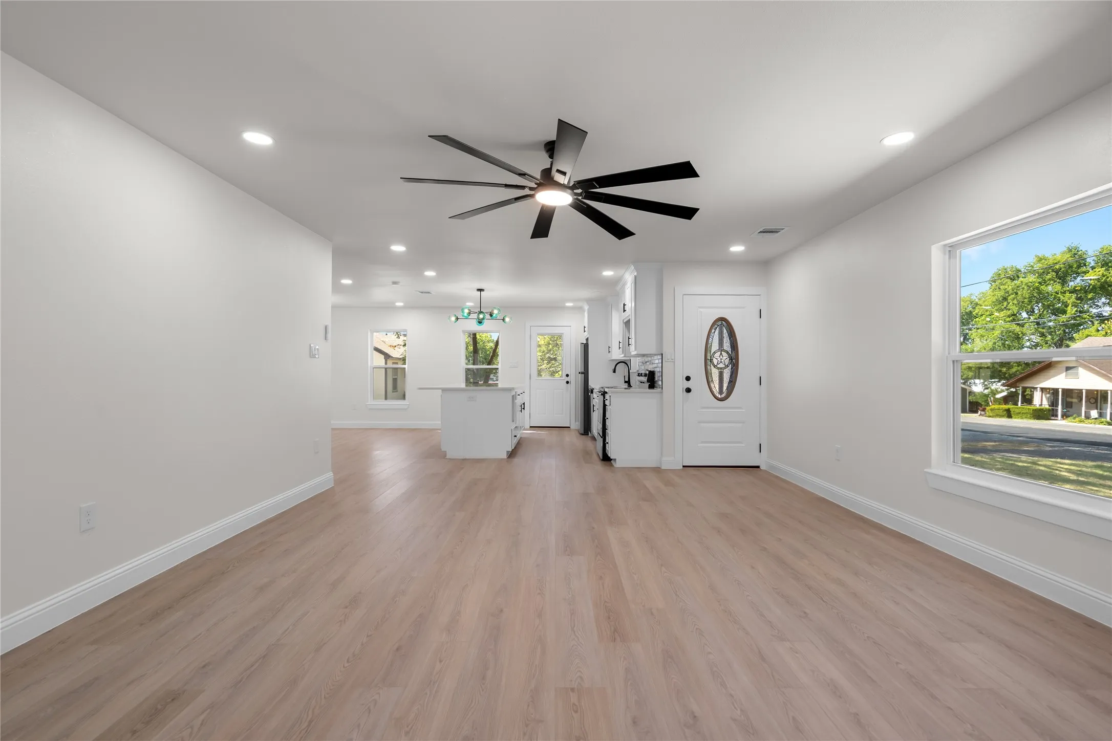 Single Family Residence For Sale in Collin County , 315 S Business Highway 78, Blue Ridge, Texas 75424, 3 Bedroom, 3 Bathroom, 2 Garage spaces, 1,680 Sqft, built in 1959, mls#21376358, Real Estate Agent in Blue Ridge, Homes For Sale in Collin county, Homes For Sale in Blue Ridge, Realtor in Blue Ridge Texas, Real Estate Brokerage Independent Realty Texas, Luminita Cordes Realtor