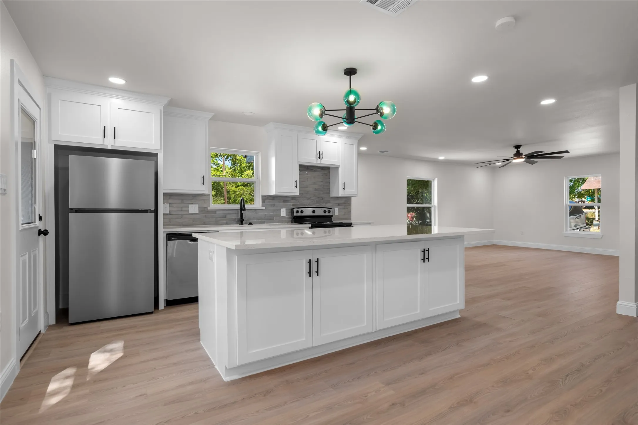 Single Family Residence For Sale in Collin County , 315 S Business Highway 78, Blue Ridge, Texas 75424, 3 Bedroom, 3 Bathroom, 2 Garage spaces, 1,680 Sqft, built in 1959, mls#21376358, Real Estate Agent in Blue Ridge, Homes For Sale in Collin county, Homes For Sale in Blue Ridge, Realtor in Blue Ridge Texas, Real Estate Brokerage Independent Realty Texas, Luminita Cordes Realtor