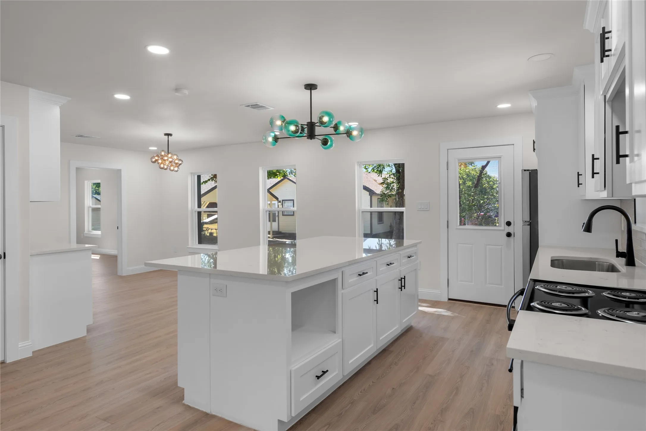 Single Family Residence For Sale in Collin County , 315 S Business Highway 78, Blue Ridge, Texas 75424, 3 Bedroom, 3 Bathroom, 2 Garage spaces, 1,680 Sqft, built in 1959, mls#21376358, Real Estate Agent in Blue Ridge, Homes For Sale in Collin county, Homes For Sale in Blue Ridge, Realtor in Blue Ridge Texas, Real Estate Brokerage Independent Realty Texas, Luminita Cordes Realtor