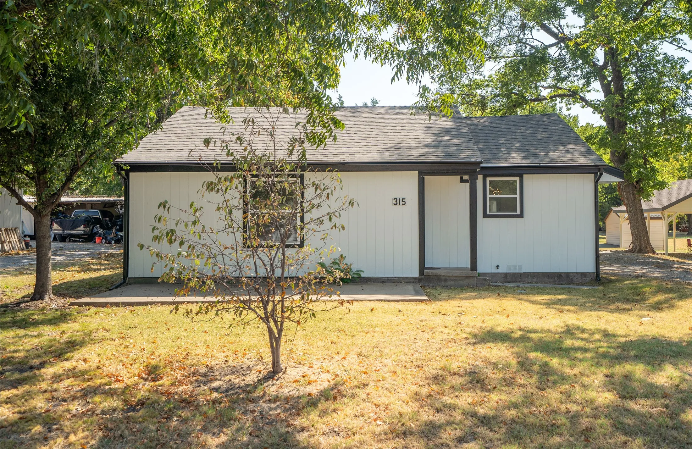 Single Family Residence For Sale in Collin County , 315 S Business Highway 78, Blue Ridge, Texas 75424, 3 Bedroom, 3 Bathroom, 2 Garage spaces, 1,680 Sqft, built in 1959, mls#21376358, Real Estate Agent in Blue Ridge, Homes For Sale in Collin county, Homes For Sale in Blue Ridge, Realtor in Blue Ridge Texas, Real Estate Brokerage Independent Realty Texas, Luminita Cordes Realtor