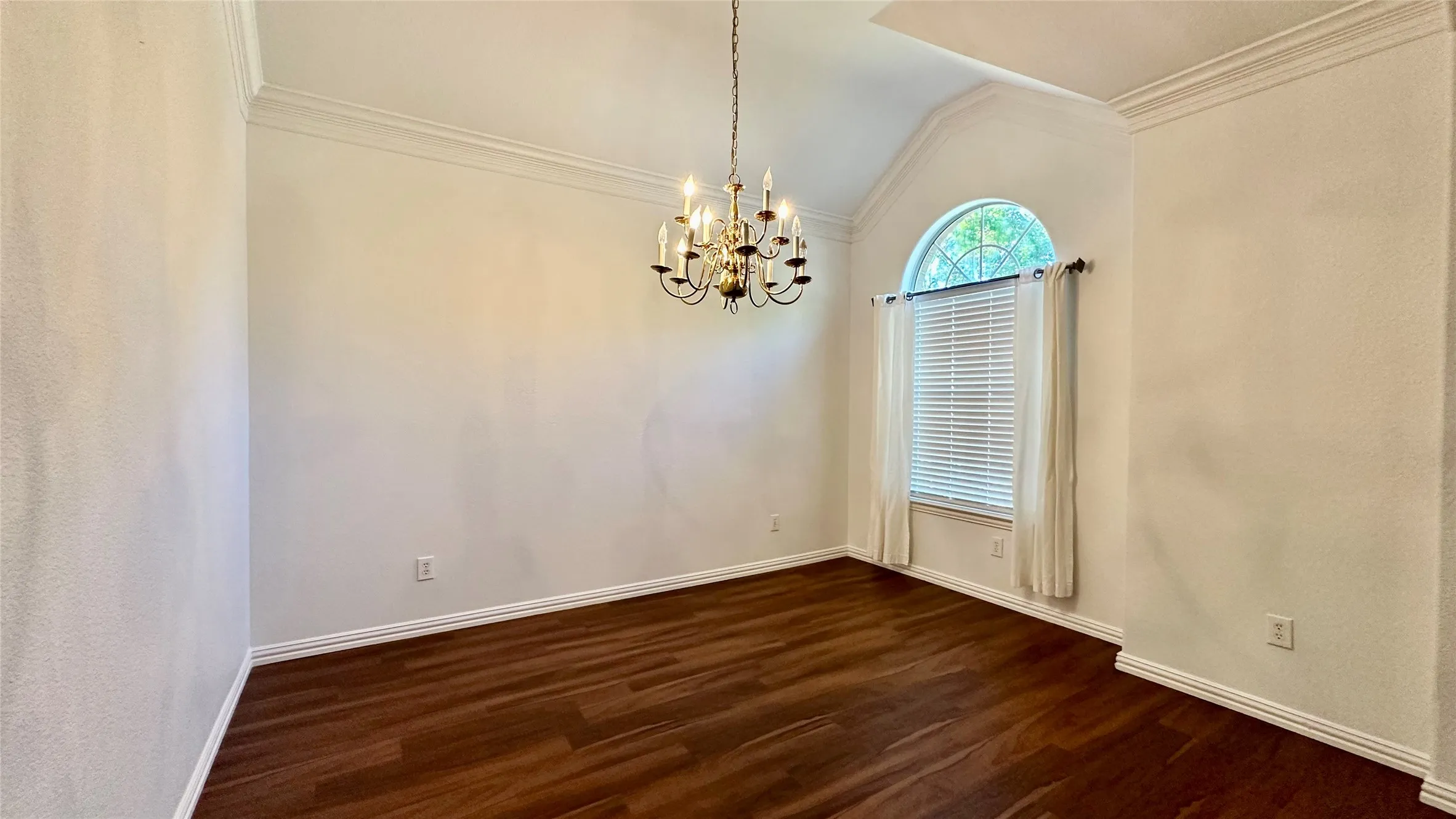Single Family Residence For Rent in Denton County , 808 Pinnacle Circle, Lewisville, Texas 75077, 3 Bedroom, 2 Bathroom, 2 Garage spaces, 1,730 Sqft, built in 1996, mls#21376551, Real Estate Agent in Lewisville, Homes For Rent in Denton county, Homes For Rent in Lewisville, Realtor in Lewisville Texas, Real Estate Brokerage Independent Realty Texas, Luminita Cordes Realtor
