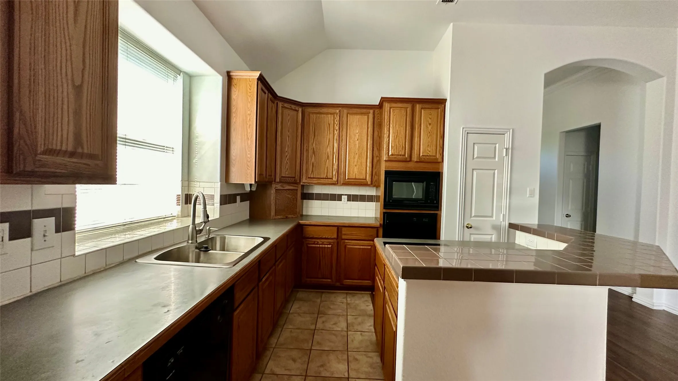 Single Family Residence For Rent in Denton County , 808 Pinnacle Circle, Lewisville, Texas 75077, 3 Bedroom, 2 Bathroom, 2 Garage spaces, 1,730 Sqft, built in 1996, mls#21376551, Real Estate Agent in Lewisville, Homes For Rent in Denton county, Homes For Rent in Lewisville, Realtor in Lewisville Texas, Real Estate Brokerage Independent Realty Texas, Luminita Cordes Realtor