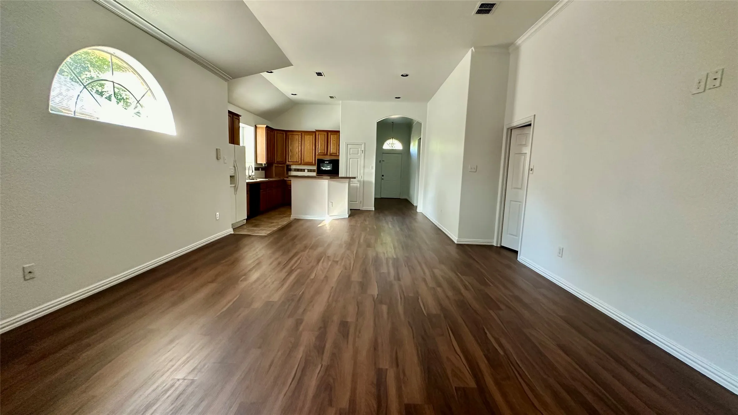 Single Family Residence For Rent in Denton County , 808 Pinnacle Circle, Lewisville, Texas 75077, 3 Bedroom, 2 Bathroom, 2 Garage spaces, 1,730 Sqft, built in 1996, mls#21376551, Real Estate Agent in Lewisville, Homes For Rent in Denton county, Homes For Rent in Lewisville, Realtor in Lewisville Texas, Real Estate Brokerage Independent Realty Texas, Luminita Cordes Realtor