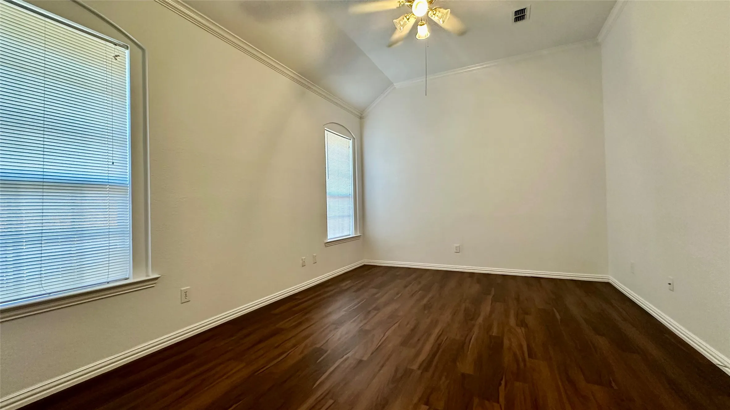 Single Family Residence For Rent in Denton County , 808 Pinnacle Circle, Lewisville, Texas 75077, 3 Bedroom, 2 Bathroom, 2 Garage spaces, 1,730 Sqft, built in 1996, mls#21376551, Real Estate Agent in Lewisville, Homes For Rent in Denton county, Homes For Rent in Lewisville, Realtor in Lewisville Texas, Real Estate Brokerage Independent Realty Texas, Luminita Cordes Realtor