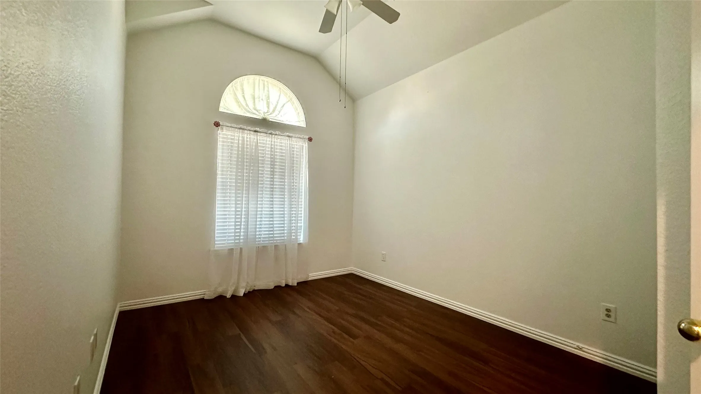 Single Family Residence For Rent in Denton County , 808 Pinnacle Circle, Lewisville, Texas 75077, 3 Bedroom, 2 Bathroom, 2 Garage spaces, 1,730 Sqft, built in 1996, mls#21376551, Real Estate Agent in Lewisville, Homes For Rent in Denton county, Homes For Rent in Lewisville, Realtor in Lewisville Texas, Real Estate Brokerage Independent Realty Texas, Luminita Cordes Realtor