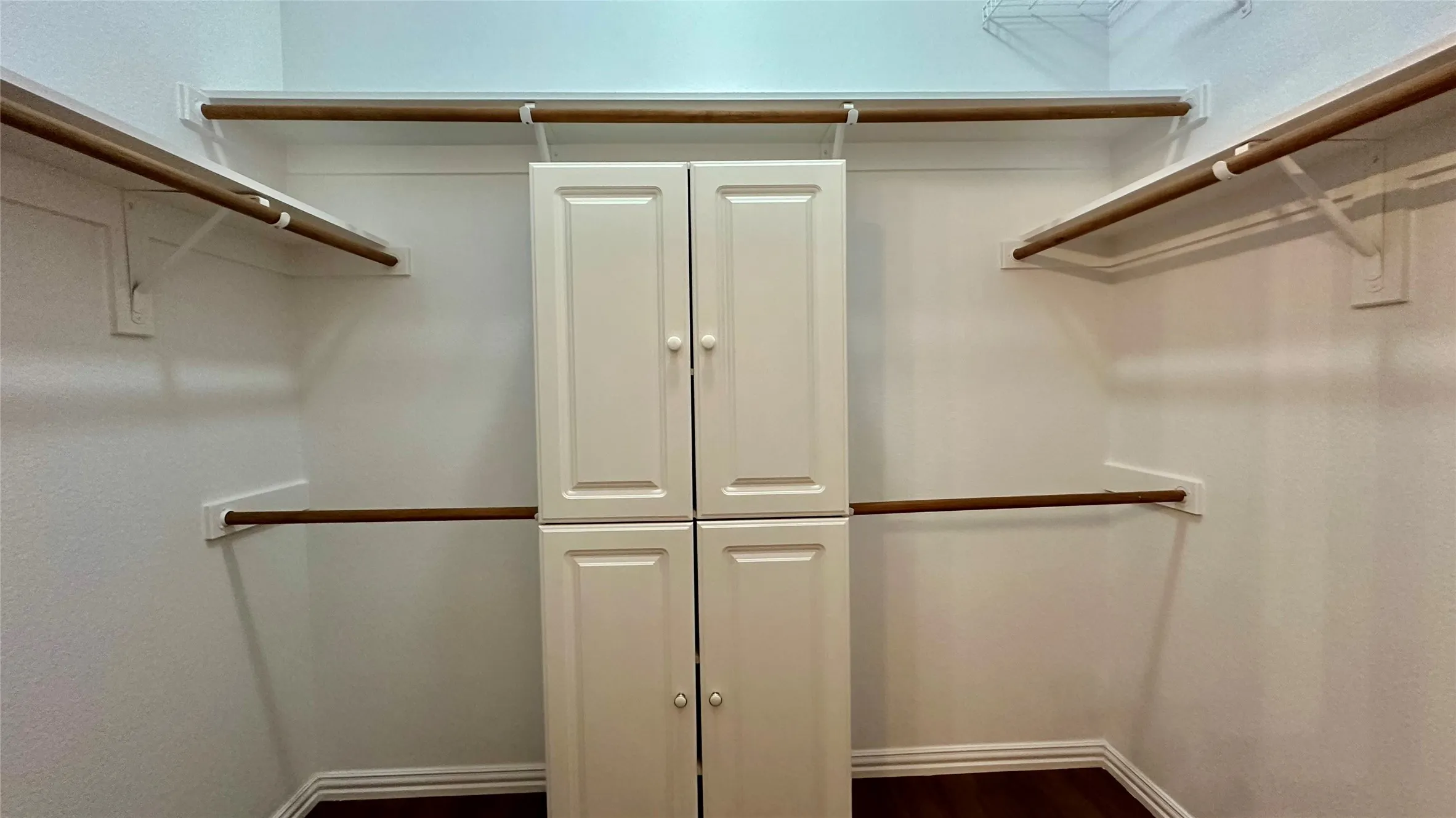 Single Family Residence For Rent in Denton County , 808 Pinnacle Circle, Lewisville, Texas 75077, 3 Bedroom, 2 Bathroom, 2 Garage spaces, 1,730 Sqft, built in 1996, mls#21376551, Real Estate Agent in Lewisville, Homes For Rent in Denton county, Homes For Rent in Lewisville, Realtor in Lewisville Texas, Real Estate Brokerage Independent Realty Texas, Luminita Cordes Realtor