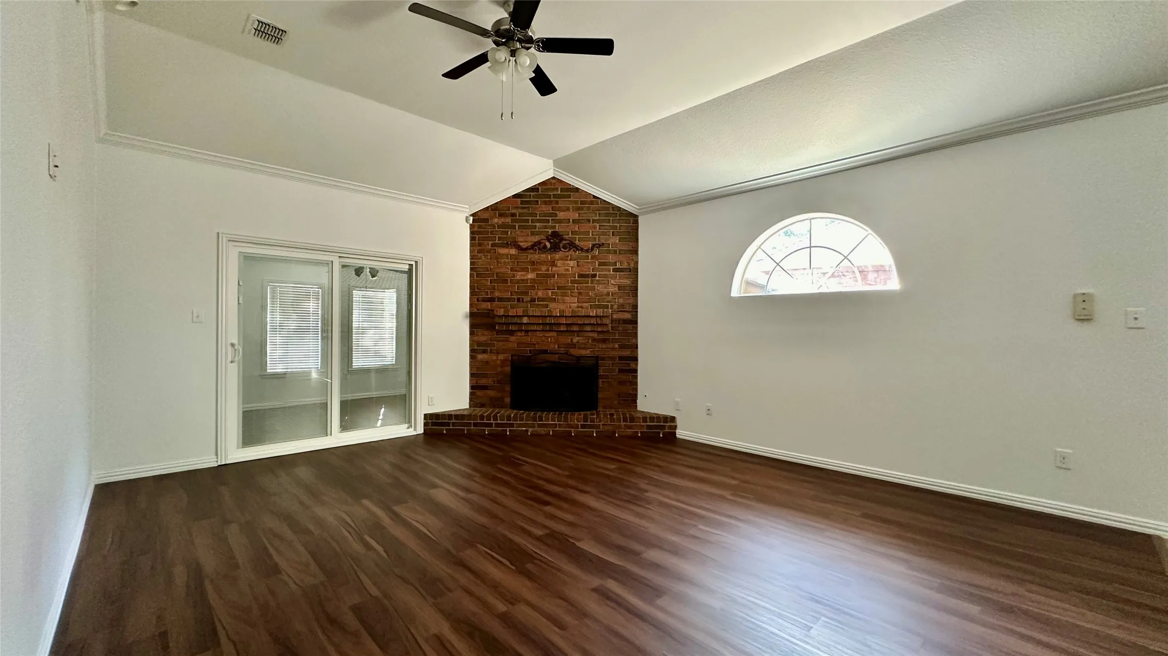 Single Family Residence For Rent in Denton County , 808 Pinnacle Circle, Lewisville, Texas 75077, 3 Bedroom, 2 Bathroom, 2 Garage spaces, 1,730 Sqft, built in 1996, mls#21376551, Real Estate Agent in Lewisville, Homes For Rent in Denton county, Homes For Rent in Lewisville, Realtor in Lewisville Texas, Real Estate Brokerage Independent Realty Texas, Luminita Cordes Realtor