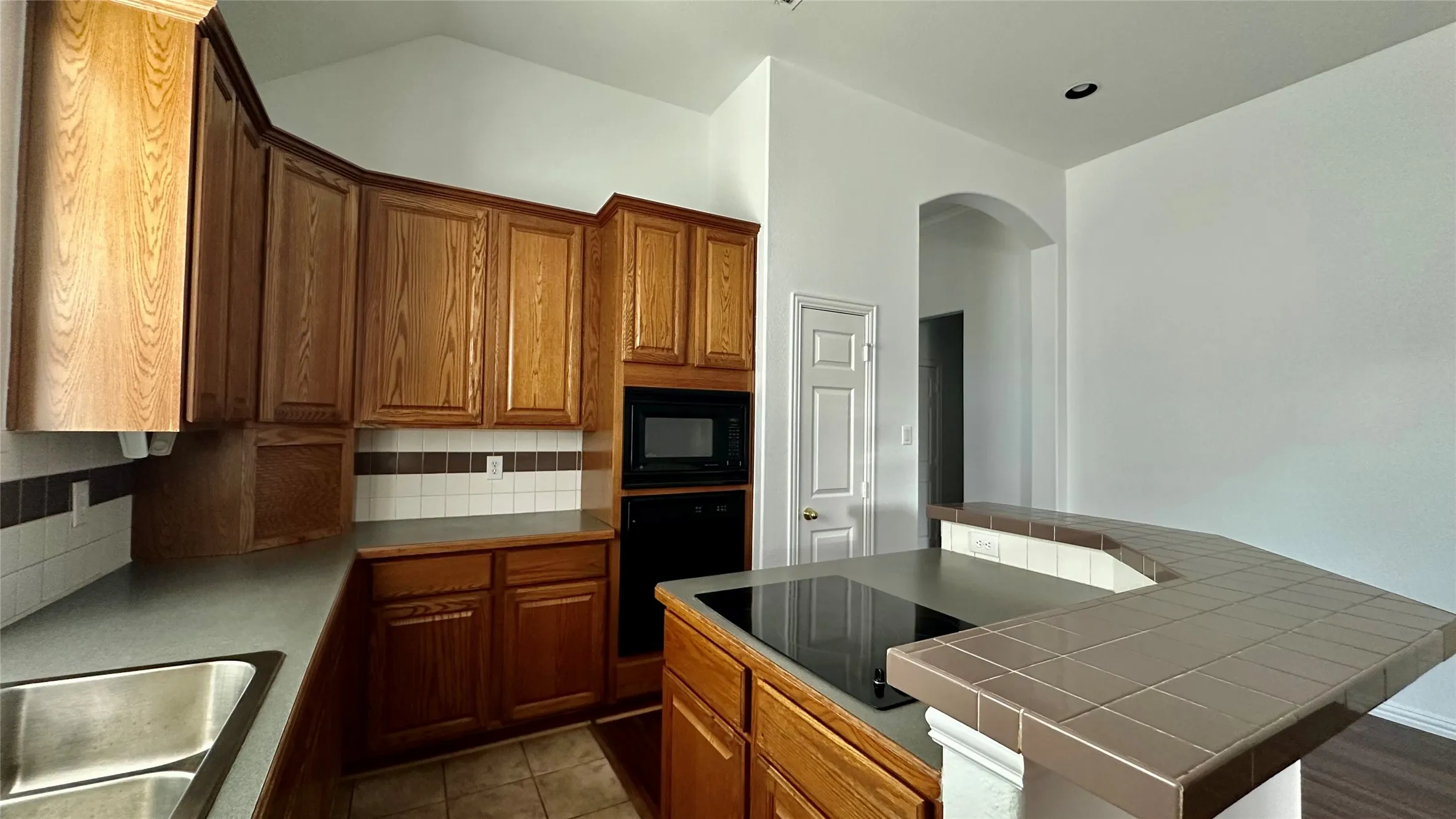 Single Family Residence For Rent in Denton County , 808 Pinnacle Circle, Lewisville, Texas 75077, 3 Bedroom, 2 Bathroom, 2 Garage spaces, 1,730 Sqft, built in 1996, mls#21376551, Real Estate Agent in Lewisville, Homes For Rent in Denton county, Homes For Rent in Lewisville, Realtor in Lewisville Texas, Real Estate Brokerage Independent Realty Texas, Luminita Cordes Realtor