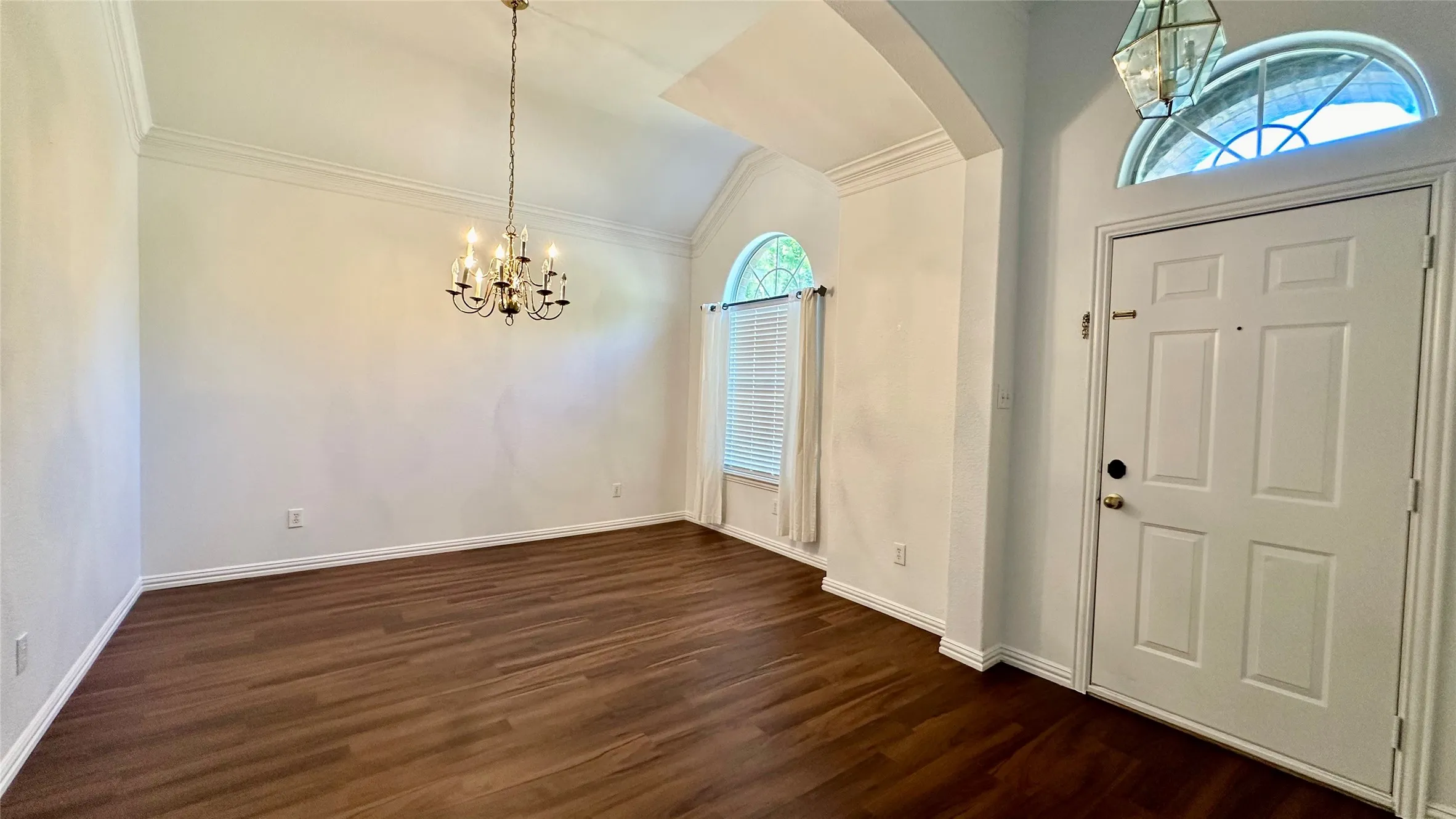 Single Family Residence For Rent in Denton County , 808 Pinnacle Circle, Lewisville, Texas 75077, 3 Bedroom, 2 Bathroom, 2 Garage spaces, 1,730 Sqft, built in 1996, mls#21376551, Real Estate Agent in Lewisville, Homes For Rent in Denton county, Homes For Rent in Lewisville, Realtor in Lewisville Texas, Real Estate Brokerage Independent Realty Texas, Luminita Cordes Realtor