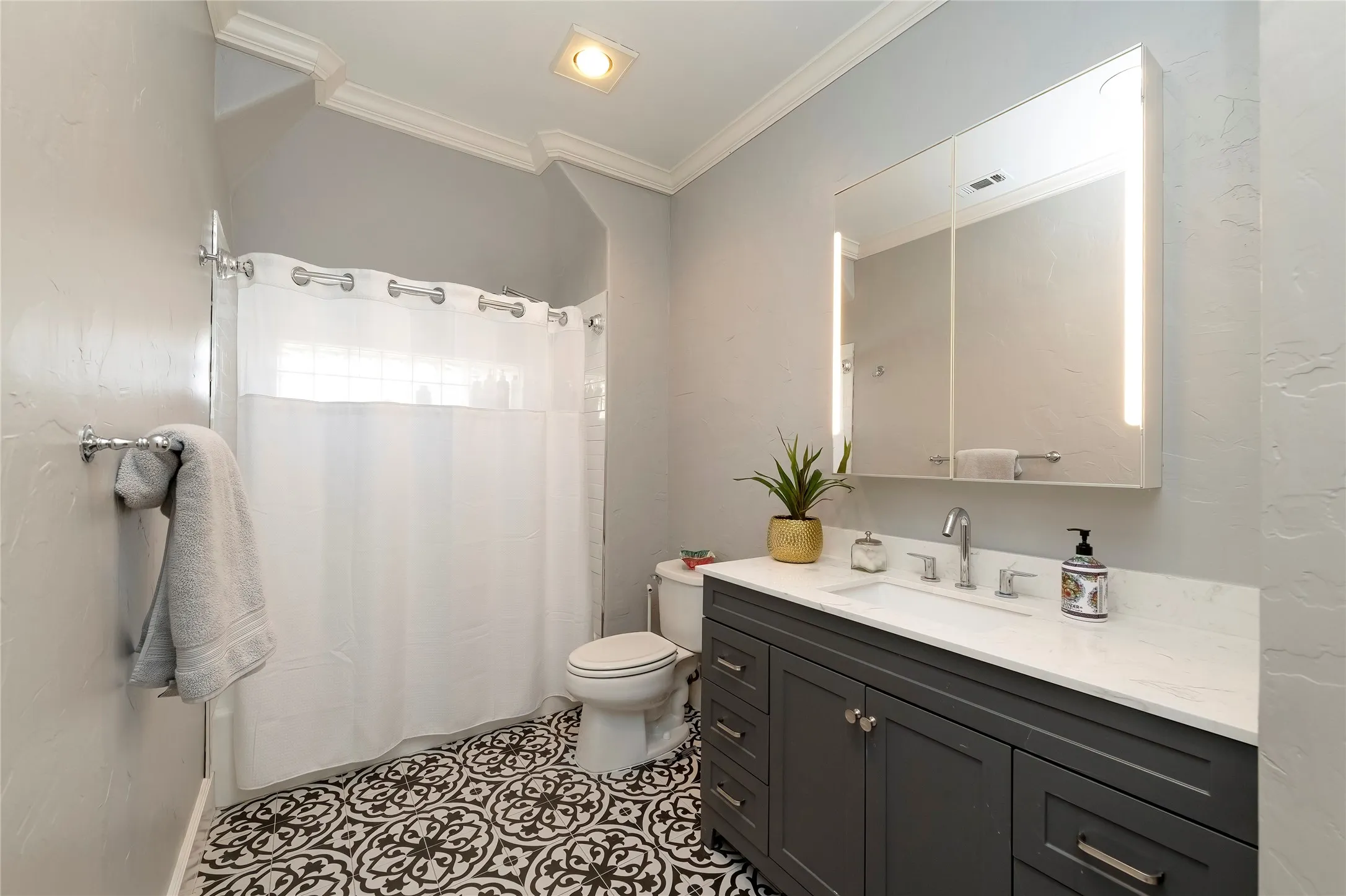 Newly updated bath for bedroom 5
