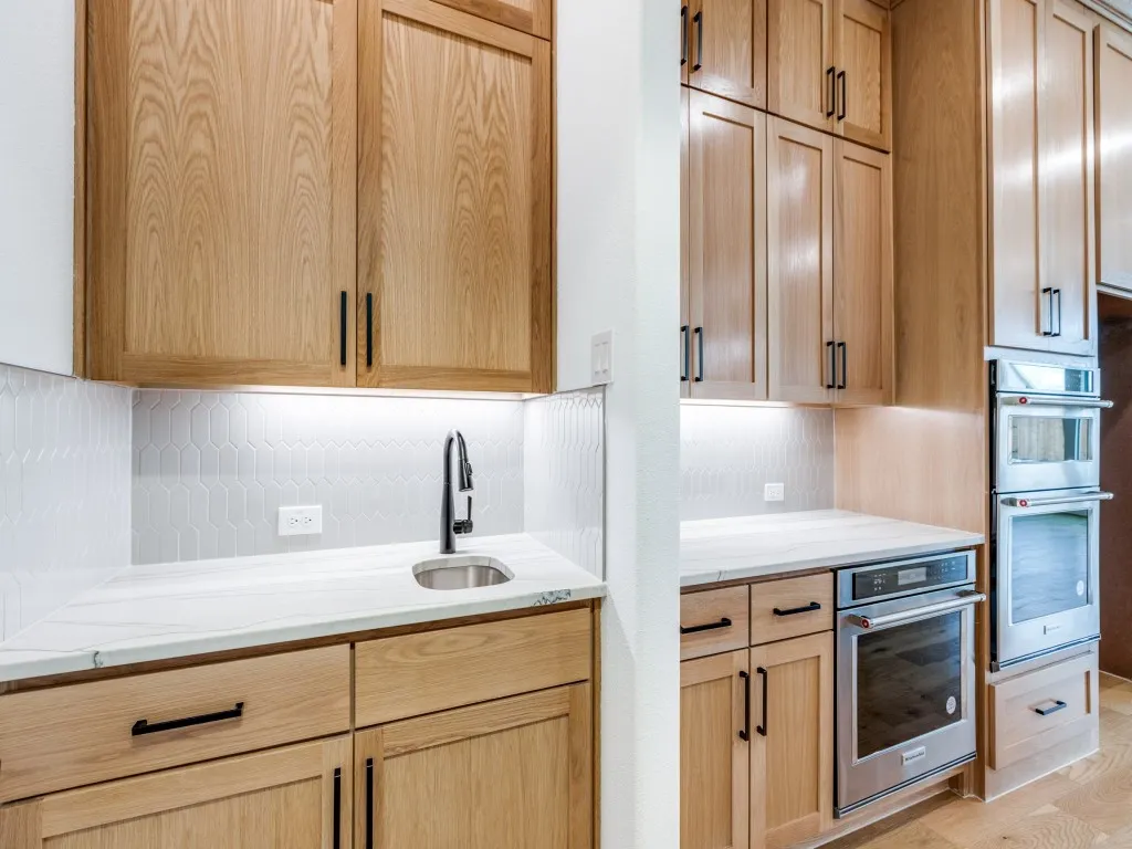 Our Henry plan features double ovens and a morning kitchen with prep sink creating a kitchen that all the chefs in the family will love!