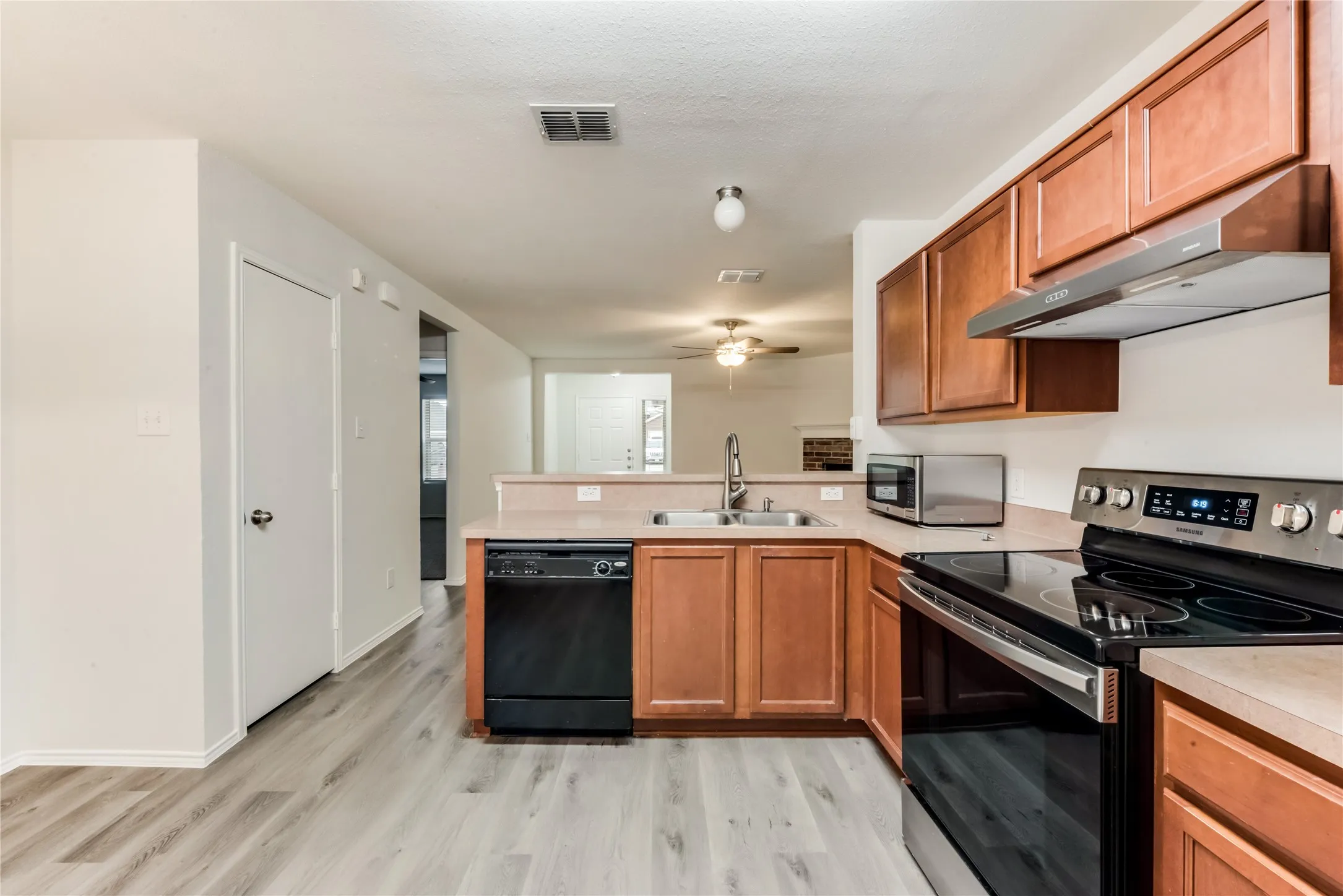 Single Family Residence For Rent in Johnson County , 2613 Castle Pines Drive, Burleson, Texas 76028, 3 Bedroom, 2 Bathroom, 2 Garage spaces, 1,215 Sqft, built in 2008, mls#21376560, Real Estate Agent in Burleson, Homes For Rent in Johnson county, Homes For Rent in Burleson, Realtor in Burleson Texas, Real Estate Brokerage Independent Realty Texas, Luminita Cordes Realtor