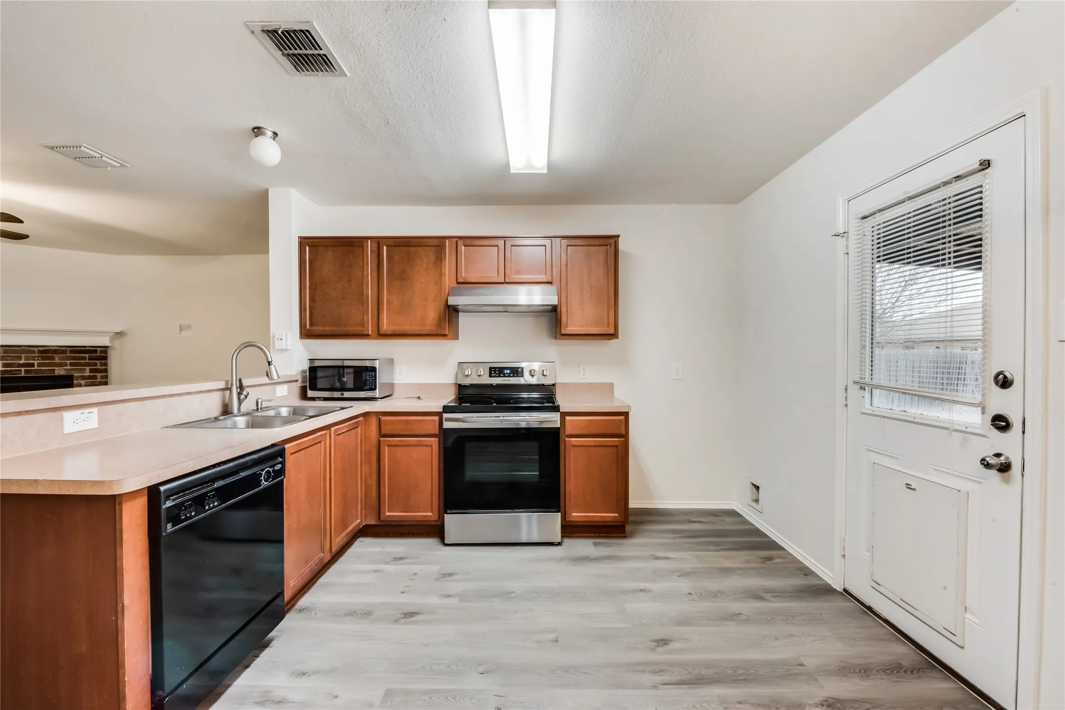 Single Family Residence For Rent in Johnson County , 2613 Castle Pines Drive, Burleson, Texas 76028, 3 Bedroom, 2 Bathroom, 2 Garage spaces, 1,215 Sqft, built in 2008, mls#21376560, Real Estate Agent in Burleson, Homes For Rent in Johnson county, Homes For Rent in Burleson, Realtor in Burleson Texas, Real Estate Brokerage Independent Realty Texas, Luminita Cordes Realtor