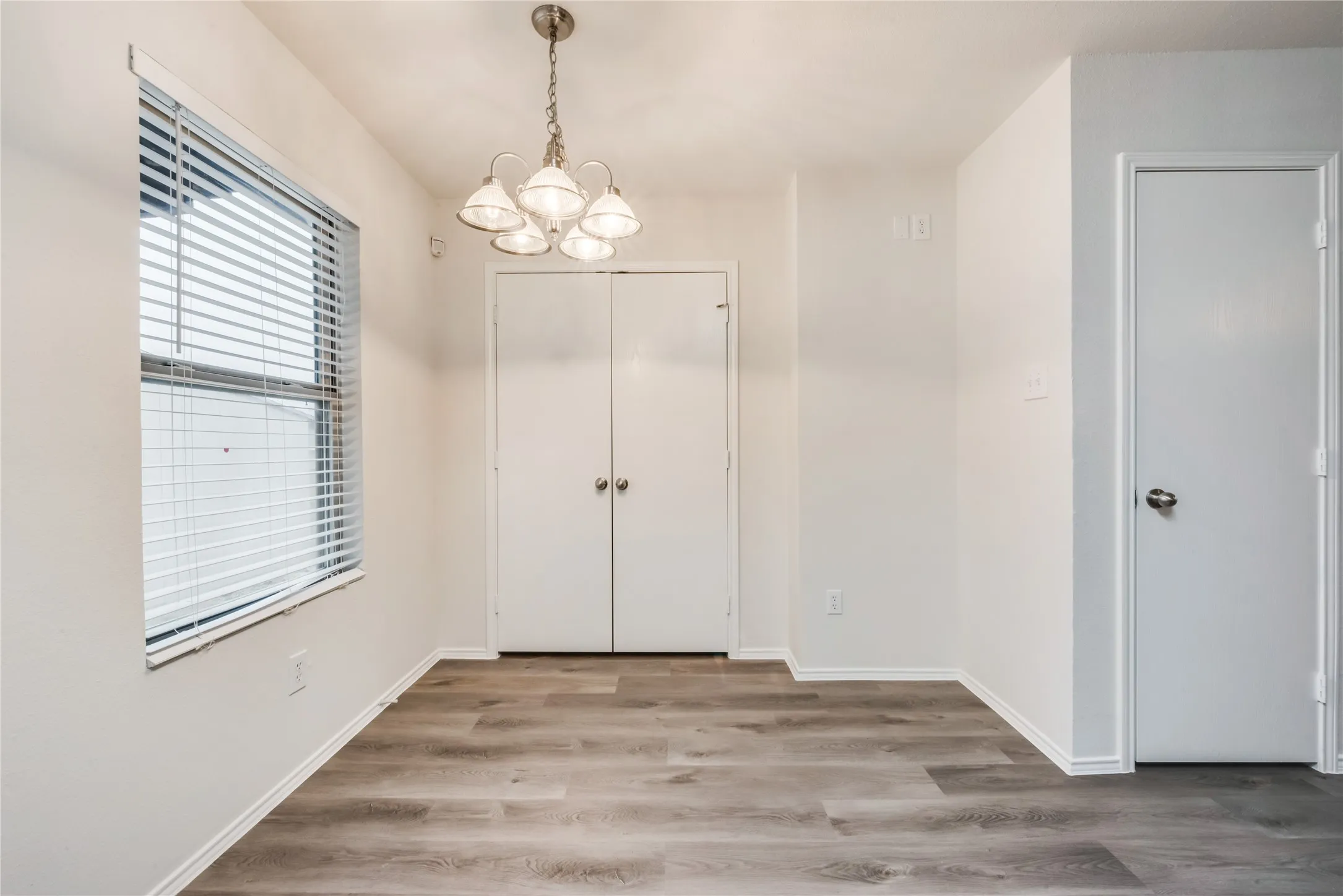 Single Family Residence For Rent in Johnson County , 2613 Castle Pines Drive, Burleson, Texas 76028, 3 Bedroom, 2 Bathroom, 2 Garage spaces, 1,215 Sqft, built in 2008, mls#21376560, Real Estate Agent in Burleson, Homes For Rent in Johnson county, Homes For Rent in Burleson, Realtor in Burleson Texas, Real Estate Brokerage Independent Realty Texas, Luminita Cordes Realtor