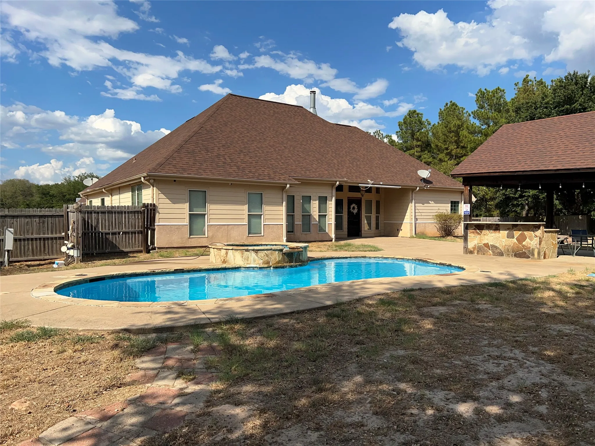 Single Family Residence For Sale in Smith County , 23211 Fm 1995, Lindale, Texas 75771, 3 Bedroom, 3 Bathroom, 2 Garage spaces, 2,618 Sqft, built in 2008, mls#21370570, Real Estate Agent in Lindale, Homes For Sale in Smith county, Homes For Sale in Lindale, Realtor in Lindale Texas, Real Estate Brokerage Independent Realty Texas, Luminita Cordes Realtor