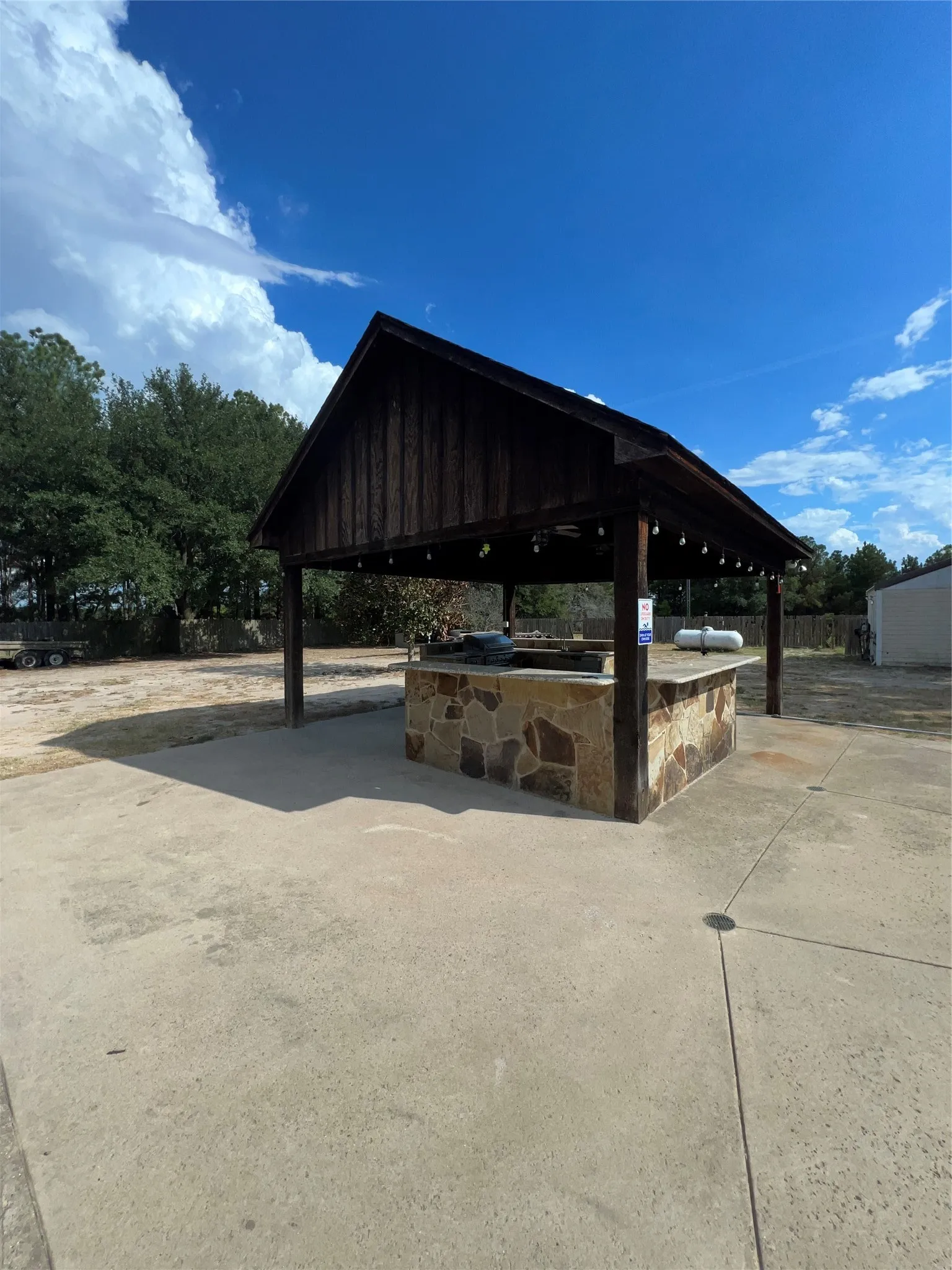 Single Family Residence For Sale in Smith County , 23211 Fm 1995, Lindale, Texas 75771, 3 Bedroom, 3 Bathroom, 2 Garage spaces, 2,618 Sqft, built in 2008, mls#21370570, Real Estate Agent in Lindale, Homes For Sale in Smith county, Homes For Sale in Lindale, Realtor in Lindale Texas, Real Estate Brokerage Independent Realty Texas, Luminita Cordes Realtor