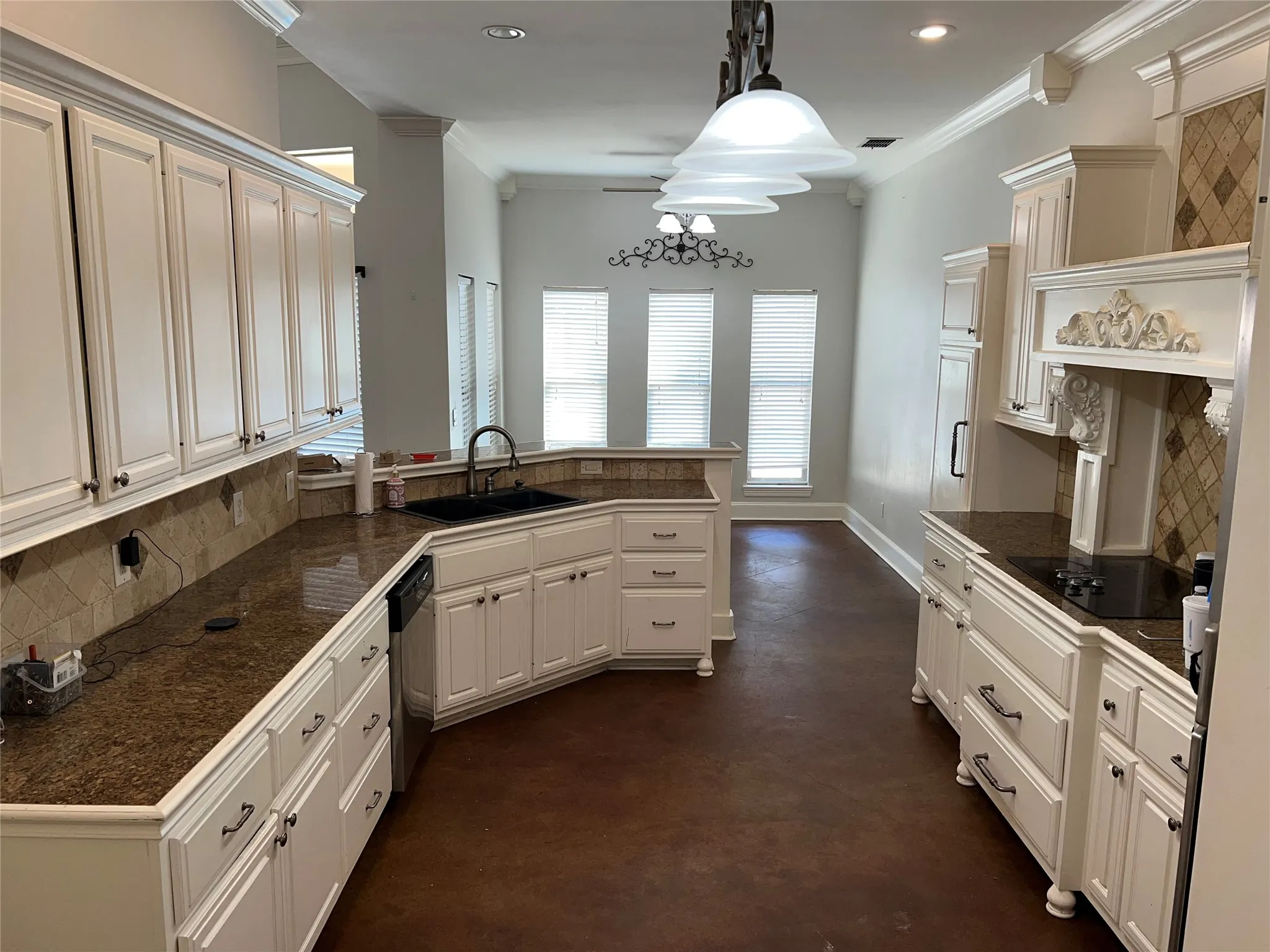 Single Family Residence For Sale in Smith County , 23211 Fm 1995, Lindale, Texas 75771, 3 Bedroom, 3 Bathroom, 2 Garage spaces, 2,618 Sqft, built in 2008, mls#21370570, Real Estate Agent in Lindale, Homes For Sale in Smith county, Homes For Sale in Lindale, Realtor in Lindale Texas, Real Estate Brokerage Independent Realty Texas, Luminita Cordes Realtor