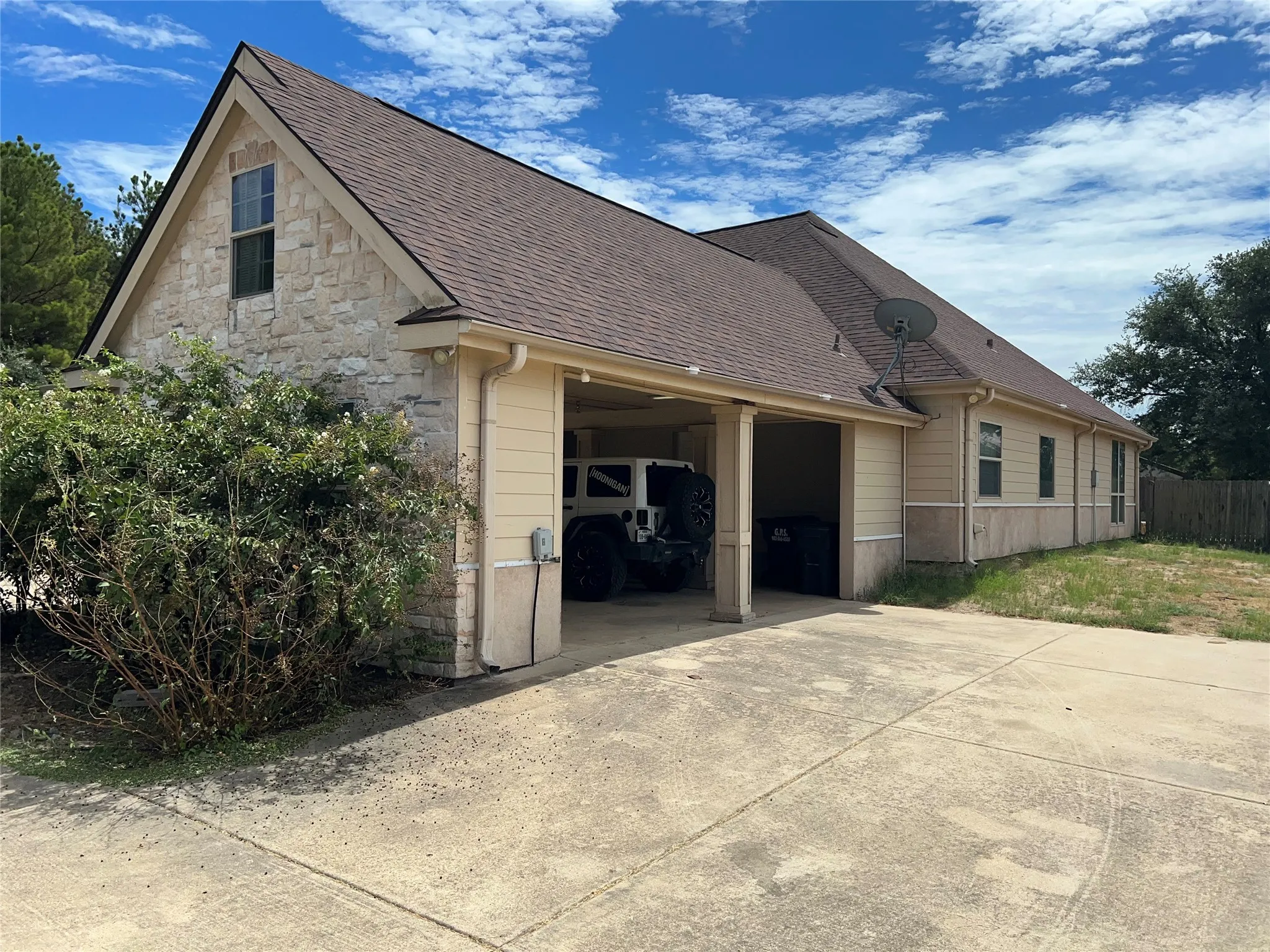 Single Family Residence For Sale in Smith County , 23211 Fm 1995, Lindale, Texas 75771, 3 Bedroom, 3 Bathroom, 2 Garage spaces, 2,618 Sqft, built in 2008, mls#21370570, Real Estate Agent in Lindale, Homes For Sale in Smith county, Homes For Sale in Lindale, Realtor in Lindale Texas, Real Estate Brokerage Independent Realty Texas, Luminita Cordes Realtor