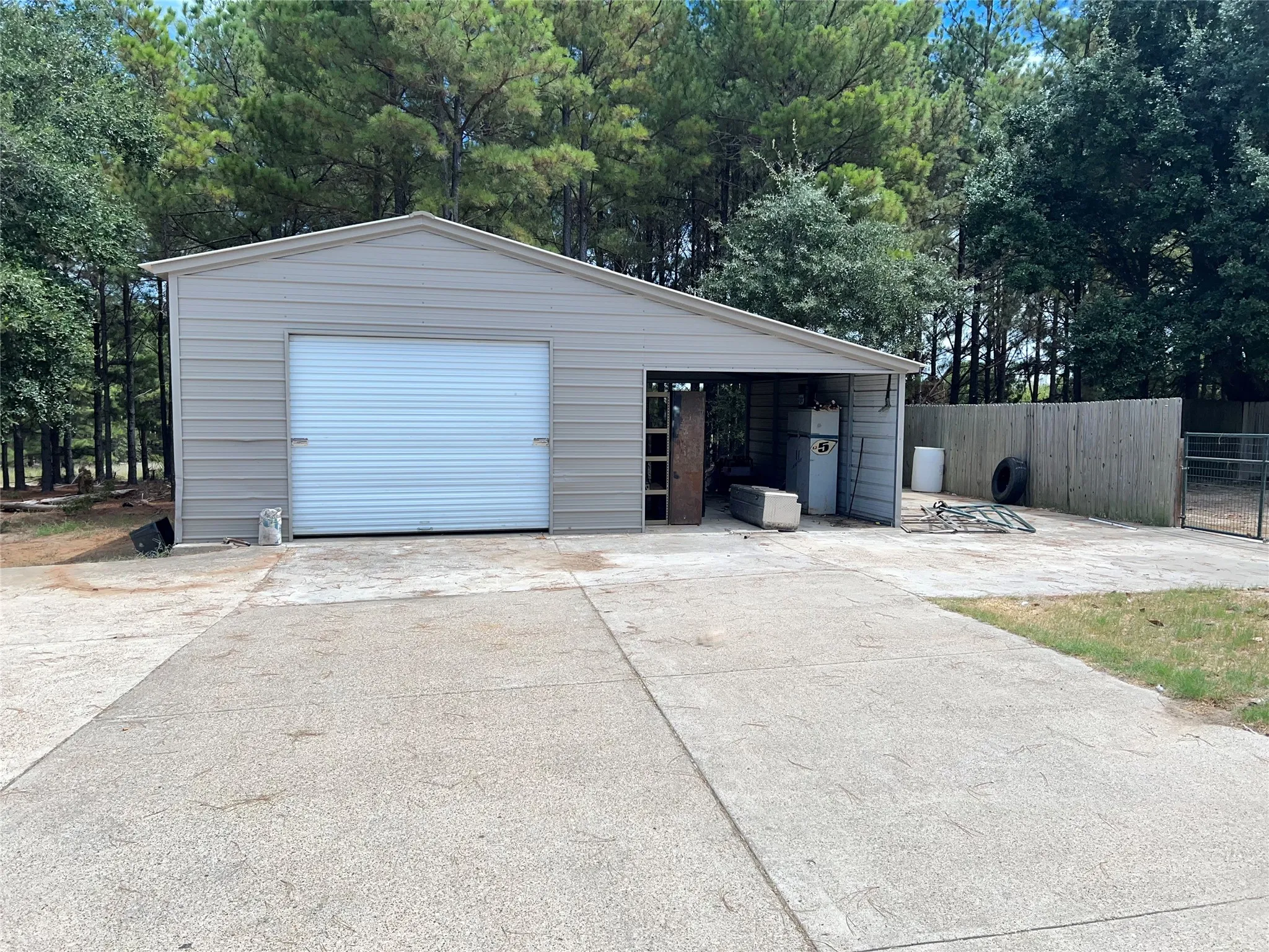 Single Family Residence For Sale in Smith County , 23211 Fm 1995, Lindale, Texas 75771, 3 Bedroom, 3 Bathroom, 2 Garage spaces, 2,618 Sqft, built in 2008, mls#21370570, Real Estate Agent in Lindale, Homes For Sale in Smith county, Homes For Sale in Lindale, Realtor in Lindale Texas, Real Estate Brokerage Independent Realty Texas, Luminita Cordes Realtor