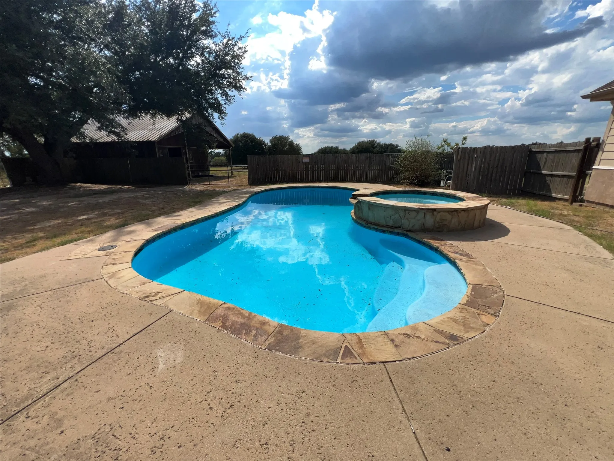 Single Family Residence For Sale in Smith County , 23211 Fm 1995, Lindale, Texas 75771, 3 Bedroom, 3 Bathroom, 2 Garage spaces, 2,618 Sqft, built in 2008, mls#21370570, Real Estate Agent in Lindale, Homes For Sale in Smith county, Homes For Sale in Lindale, Realtor in Lindale Texas, Real Estate Brokerage Independent Realty Texas, Luminita Cordes Realtor