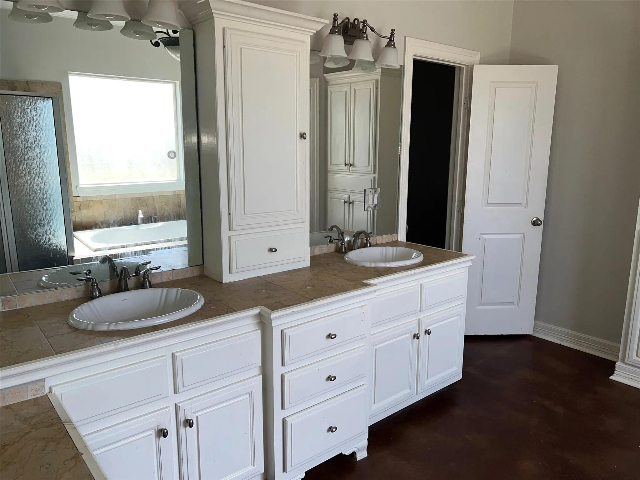 Single Family Residence For Sale in Smith County , 23211 Fm 1995, Lindale, Texas 75771, 3 Bedroom, 3 Bathroom, 2 Garage spaces, 2,618 Sqft, built in 2008, mls#21370570, Real Estate Agent in Lindale, Homes For Sale in Smith county, Homes For Sale in Lindale, Realtor in Lindale Texas, Real Estate Brokerage Independent Realty Texas, Luminita Cordes Realtor