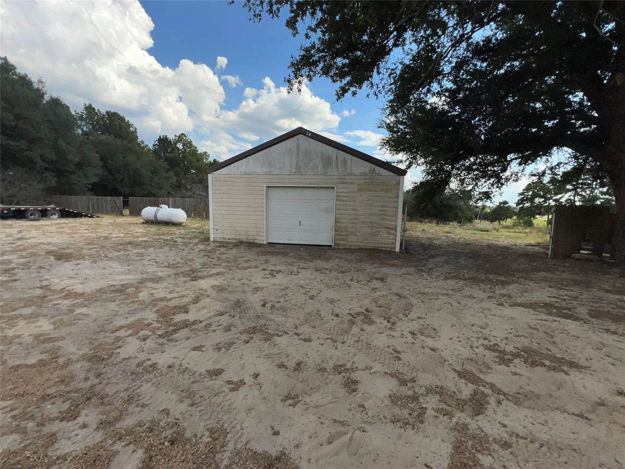 Single Family Residence For Sale in Smith County , 23211 Fm 1995, Lindale, Texas 75771, 3 Bedroom, 3 Bathroom, 2 Garage spaces, 2,618 Sqft, built in 2008, mls#21370570, Real Estate Agent in Lindale, Homes For Sale in Smith county, Homes For Sale in Lindale, Realtor in Lindale Texas, Real Estate Brokerage Independent Realty Texas, Luminita Cordes Realtor