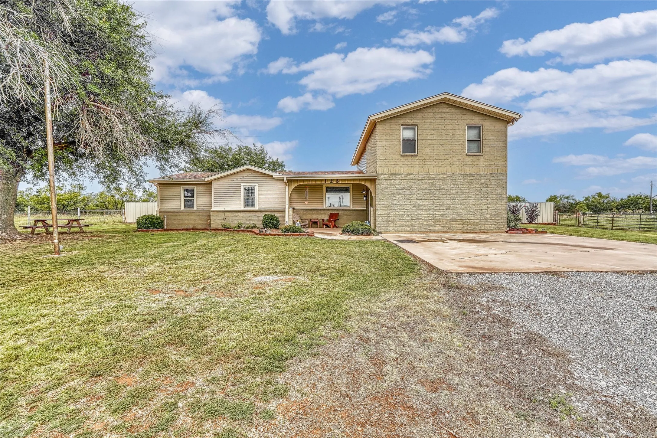 Single Family Residence For Sale in Wilbarger County , 125 Harrison Street, Vernon, Texas 76384, 4 Bedroom, 3 Bathroom, Garage spaces, 2,318 Sqft, built in 1958, mls#21376563, Real Estate Agent in Vernon, Homes For Sale in Wilbarger county, Homes For Sale in Vernon, Realtor in Vernon Texas, Real Estate Brokerage Independent Realty Texas, Luminita Cordes Realtor