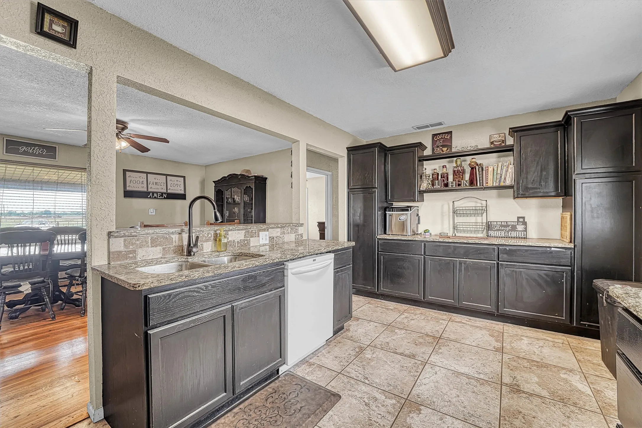 Single Family Residence For Sale in Wilbarger County , 125 Harrison Street, Vernon, Texas 76384, 4 Bedroom, 3 Bathroom, Garage spaces, 2,318 Sqft, built in 1958, mls#21376563, Real Estate Agent in Vernon, Homes For Sale in Wilbarger county, Homes For Sale in Vernon, Realtor in Vernon Texas, Real Estate Brokerage Independent Realty Texas, Luminita Cordes Realtor