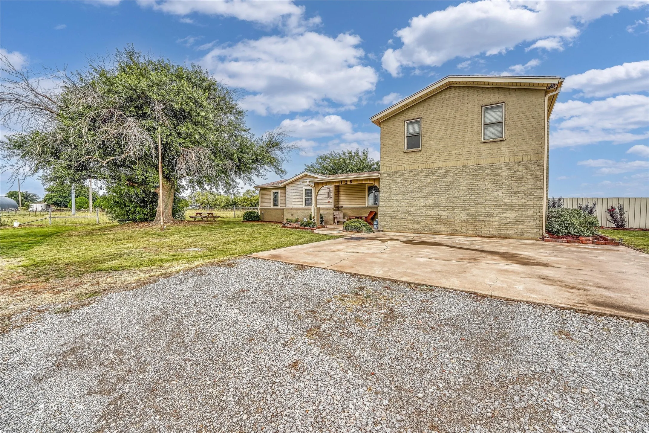 Single Family Residence For Sale in Wilbarger County , 125 Harrison Street, Vernon, Texas 76384, 4 Bedroom, 3 Bathroom, Garage spaces, 2,318 Sqft, built in 1958, mls#21376563, Real Estate Agent in Vernon, Homes For Sale in Wilbarger county, Homes For Sale in Vernon, Realtor in Vernon Texas, Real Estate Brokerage Independent Realty Texas, Luminita Cordes Realtor