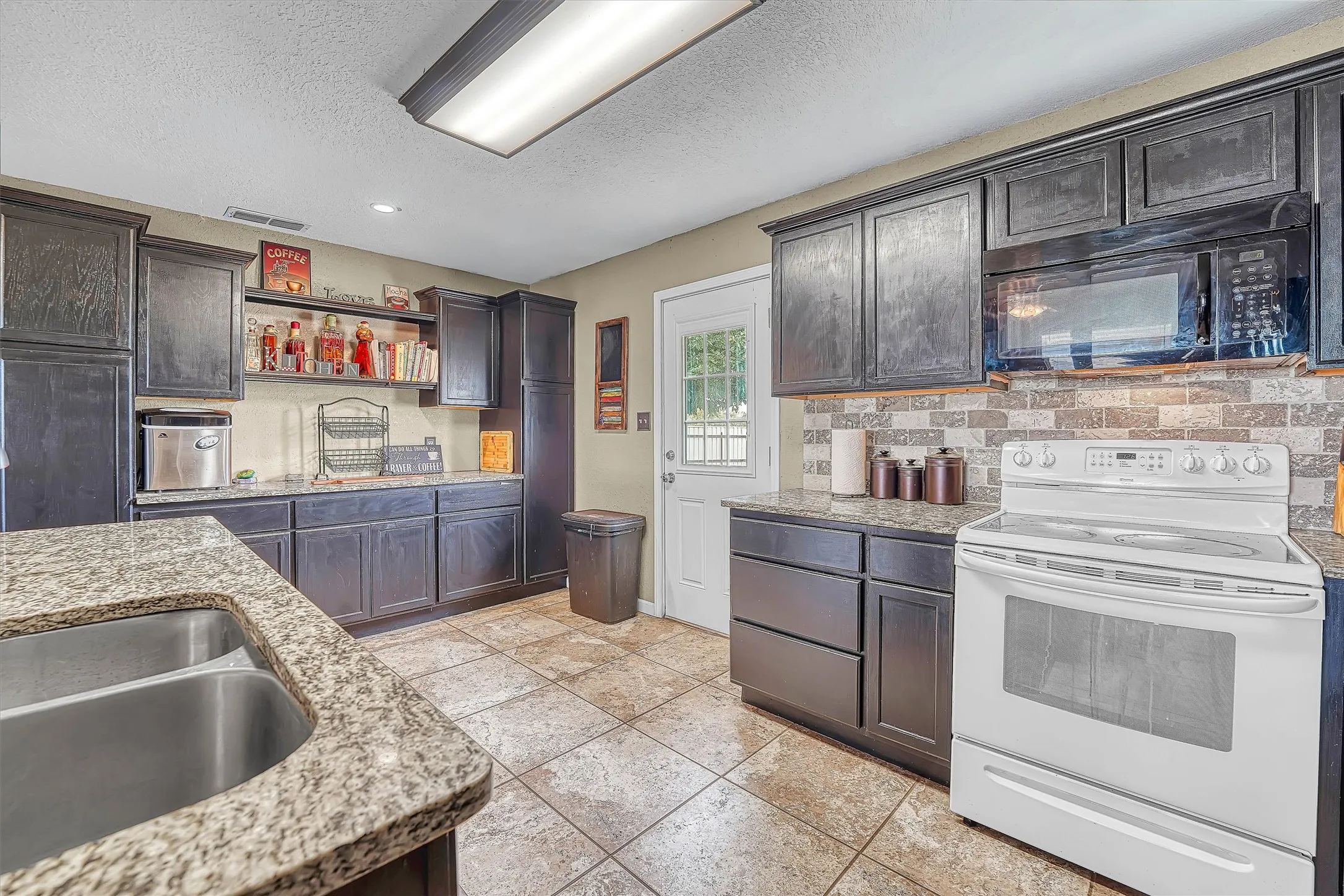 Single Family Residence For Sale in Wilbarger County , 125 Harrison Street, Vernon, Texas 76384, 4 Bedroom, 3 Bathroom, Garage spaces, 2,318 Sqft, built in 1958, mls#21376563, Real Estate Agent in Vernon, Homes For Sale in Wilbarger county, Homes For Sale in Vernon, Realtor in Vernon Texas, Real Estate Brokerage Independent Realty Texas, Luminita Cordes Realtor