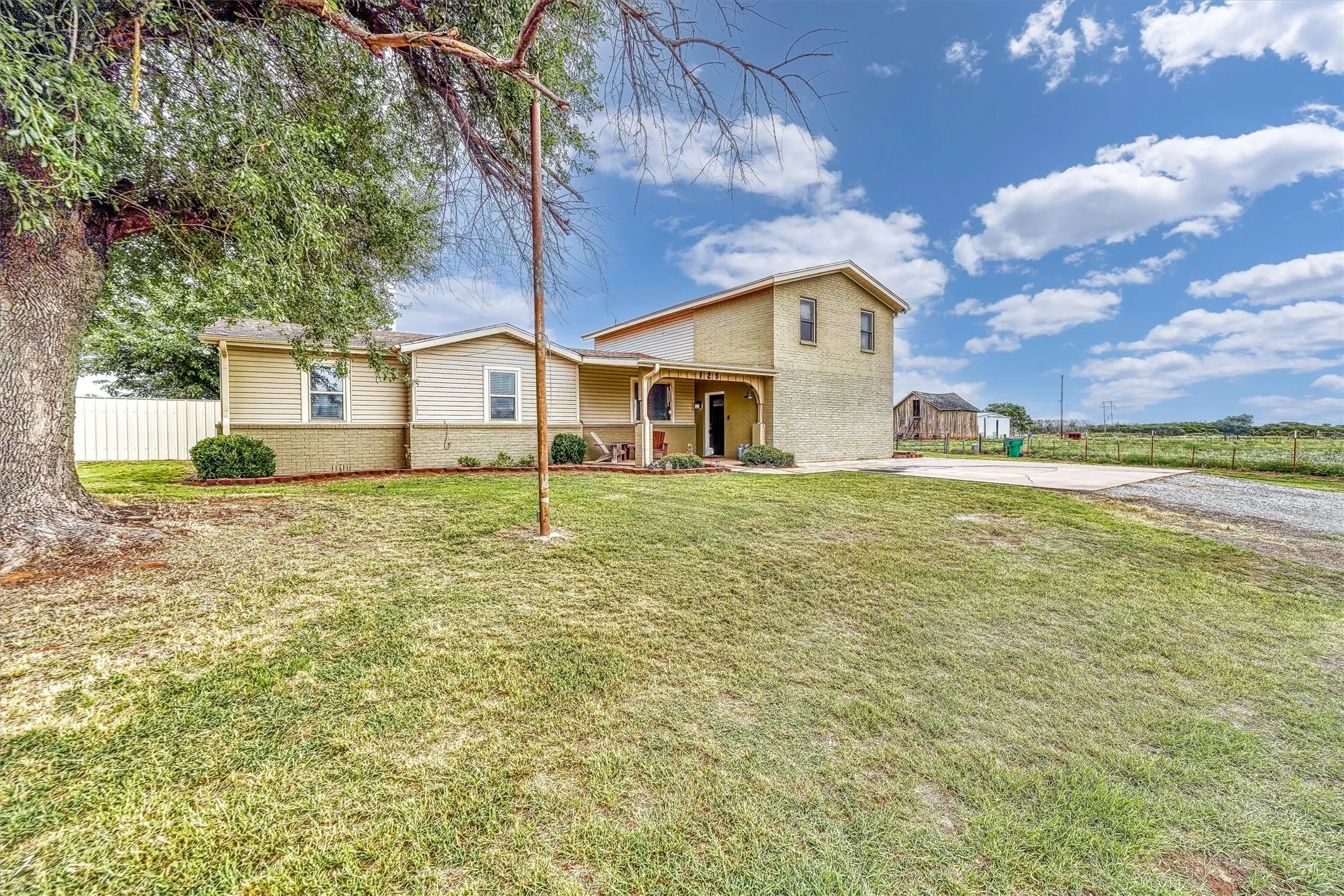 Single Family Residence For Sale in Wilbarger County , 125 Harrison Street, Vernon, Texas 76384, 4 Bedroom, 3 Bathroom, Garage spaces, 2,318 Sqft, built in 1958, mls#21376563, Real Estate Agent in Vernon, Homes For Sale in Wilbarger county, Homes For Sale in Vernon, Realtor in Vernon Texas, Real Estate Brokerage Independent Realty Texas, Luminita Cordes Realtor