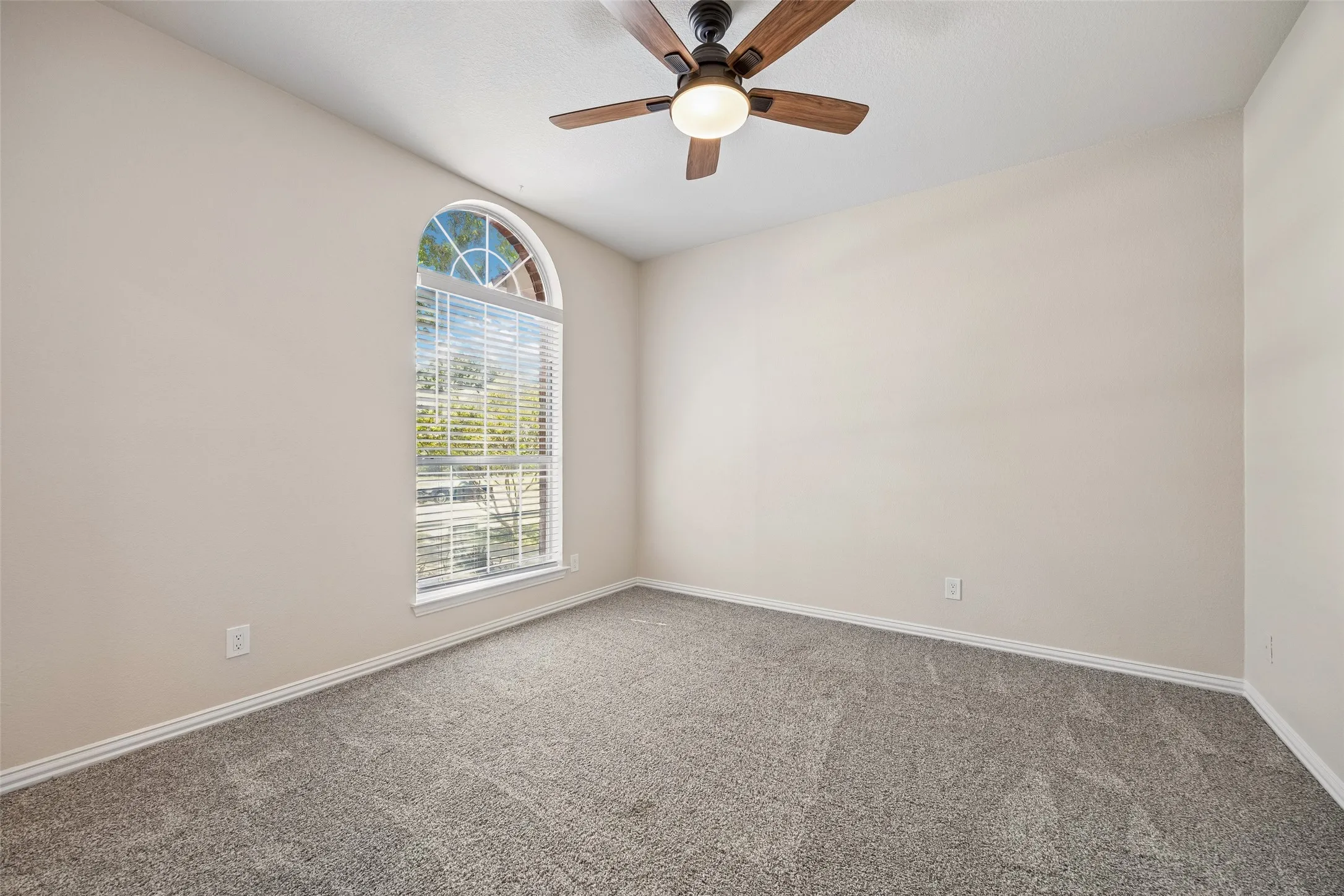 Single Family Residence For Sale in Collin County , 2824 Meadowside Drive, Mc Kinney, Texas 75071, 3 Bedroom, 3 Bathroom, 3 Garage spaces, 2,407 Sqft, built in 1992, mls#21373517, Real Estate Agent in Mc Kinney, Homes For Sale in Collin county, Homes For Sale in Mc Kinney, Realtor in Mc Kinney Texas, Real Estate Brokerage Independent Realty Texas, Luminita Cordes Realtor