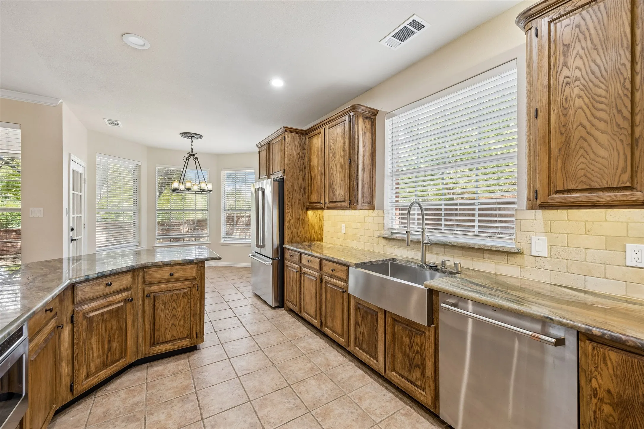 Single Family Residence For Sale in Collin County , 2824 Meadowside Drive, Mc Kinney, Texas 75071, 3 Bedroom, 3 Bathroom, 3 Garage spaces, 2,407 Sqft, built in 1992, mls#21373517, Real Estate Agent in Mc Kinney, Homes For Sale in Collin county, Homes For Sale in Mc Kinney, Realtor in Mc Kinney Texas, Real Estate Brokerage Independent Realty Texas, Luminita Cordes Realtor